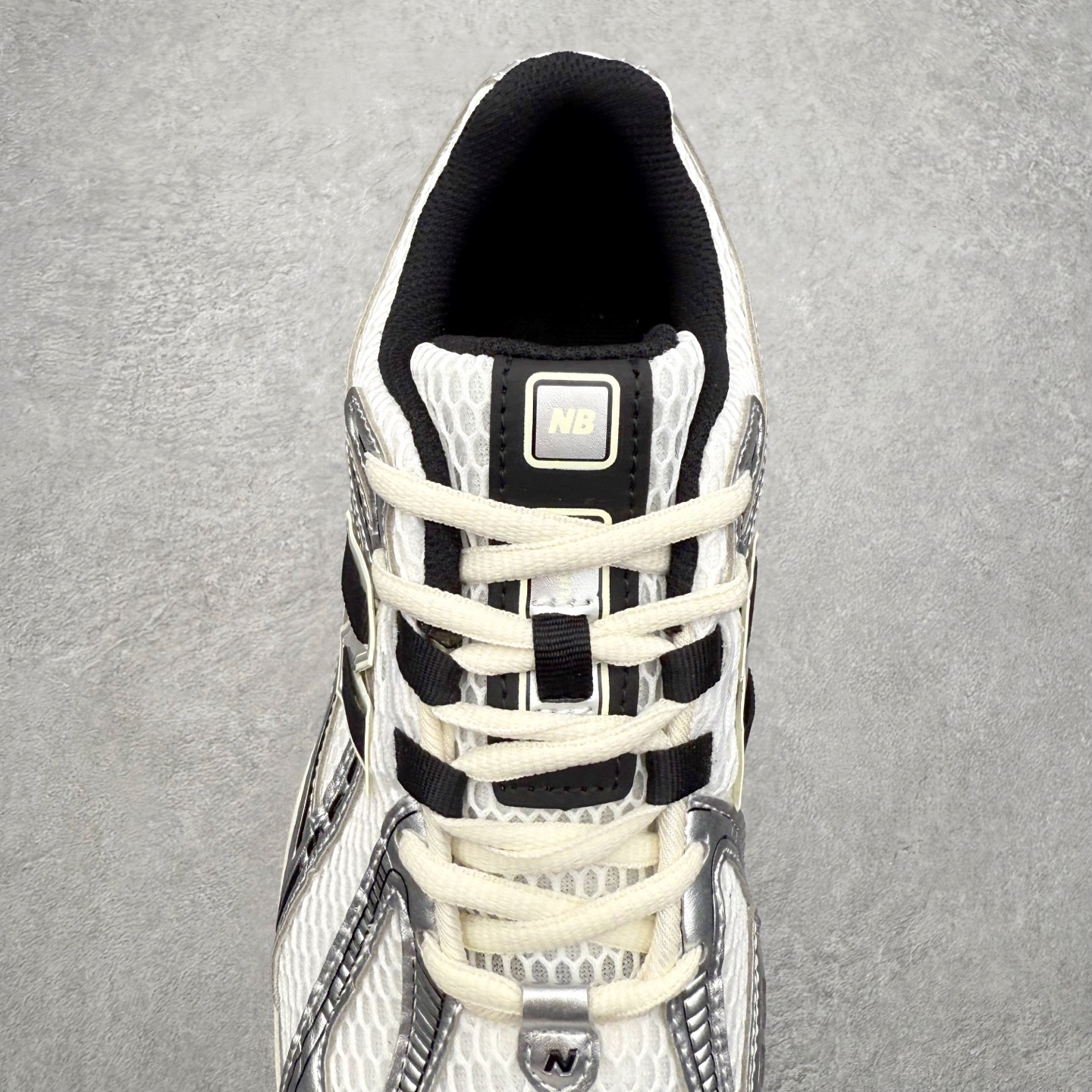 图片[5]-New Balance M1906R NB新百伦系列复古老爹风休闲运动慢跑鞋 日韩出口特供订单 全网最全配色 配套商长期套现长期补货 全新货品 正常出厂触屏不到的单价 超级跑量款 全套原楦原纸板原厂数据开发 进口三明治网面 原装进口翻毛皮料正确绒感卡色 正确中底拉帮中底网布细节 采用轻质牛剖革拼接透气网眼衬垫织物鞋面材质 T-Beam大底提供足步弓支撑 保持步态稳定 后跟搭载外露缓震胶 鞋身整体以各种深浅不一的灰色覆盖 鞋头以淡蓝色调装饰 网眼衬垫通过不规律的色块实现做旧的美感 泛黄的鞋底更是进一步增添了复古气息 尺码：36 37 37.5 38 38.5 39.5 40 40.5 41.5 42 42.5 43 44 45-选品中心