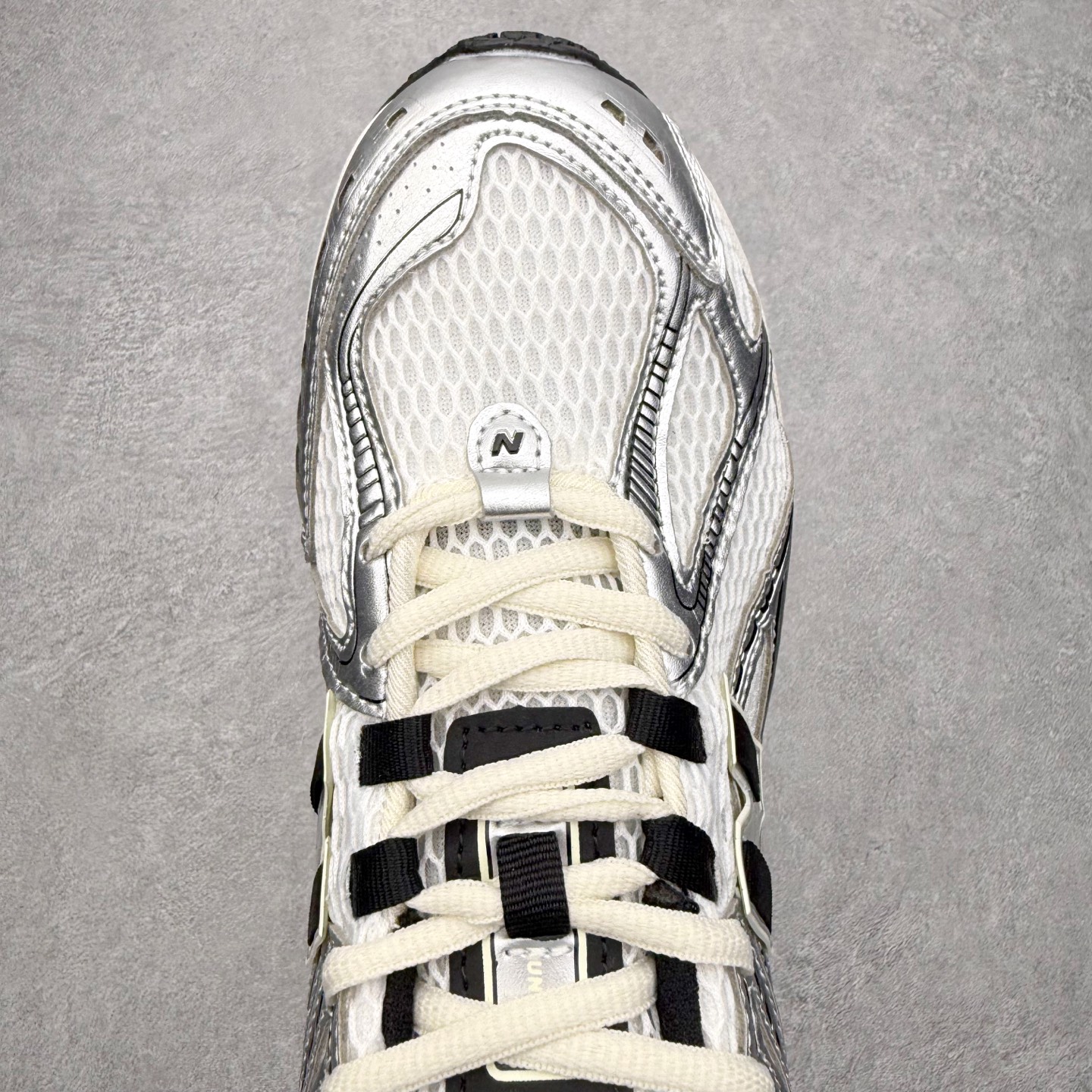 图片[4]-New Balance M1906R NB新百伦系列复古老爹风休闲运动慢跑鞋 日韩出口特供订单 全网最全配色 配套商长期套现长期补货 全新货品 正常出厂触屏不到的单价 超级跑量款 全套原楦原纸板原厂数据开发 进口三明治网面 原装进口翻毛皮料正确绒感卡色 正确中底拉帮中底网布细节 采用轻质牛剖革拼接透气网眼衬垫织物鞋面材质 T-Beam大底提供足步弓支撑 保持步态稳定 后跟搭载外露缓震胶 鞋身整体以各种深浅不一的灰色覆盖 鞋头以淡蓝色调装饰 网眼衬垫通过不规律的色块实现做旧的美感 泛黄的鞋底更是进一步增添了复古气息 尺码：36 37 37.5 38 38.5 39.5 40 40.5 41.5 42 42.5 43 44 45-选品中心