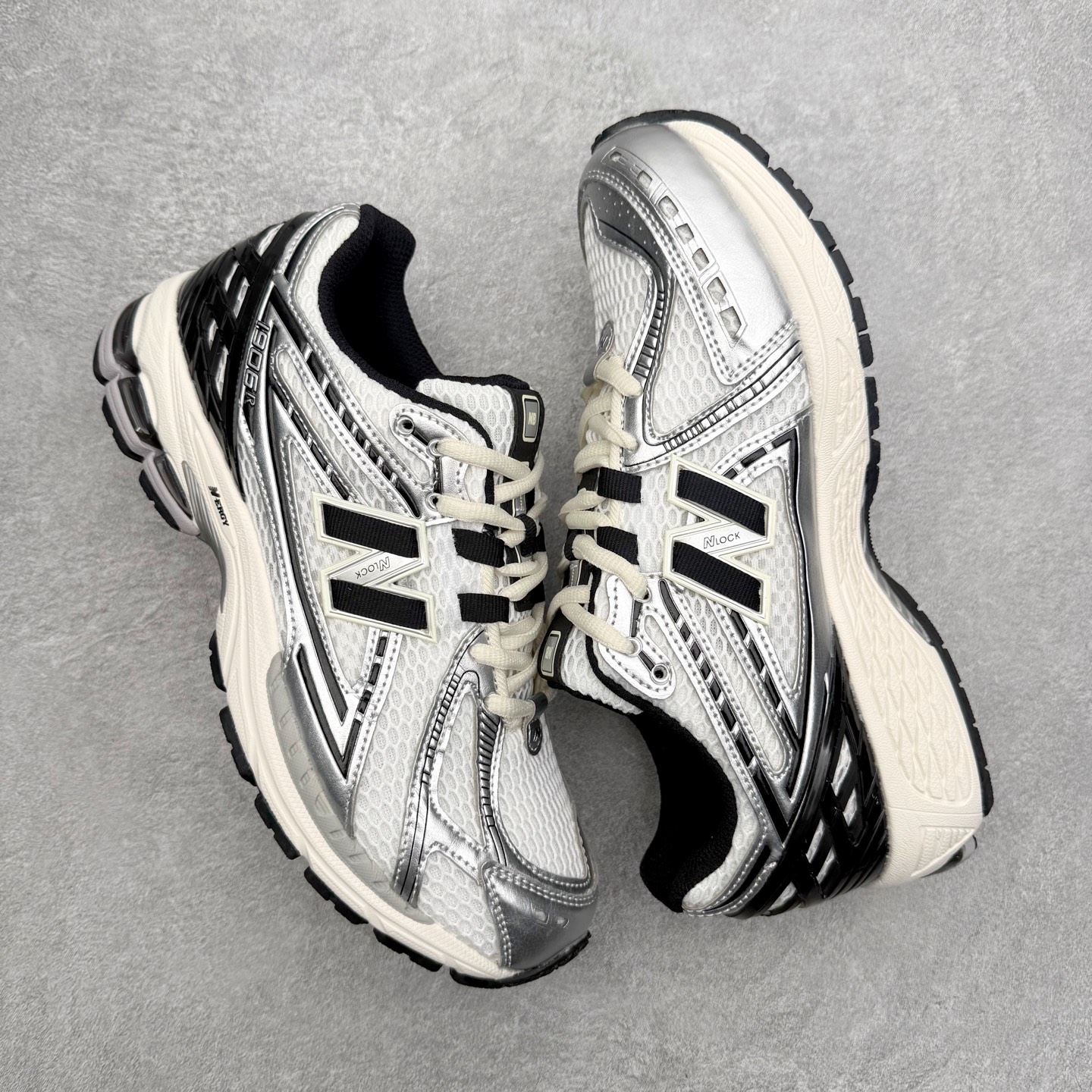 图片[3]-New Balance M1906R NB新百伦系列复古老爹风休闲运动慢跑鞋 日韩出口特供订单 全网最全配色 配套商长期套现长期补货 全新货品 正常出厂触屏不到的单价 超级跑量款 全套原楦原纸板原厂数据开发 进口三明治网面 原装进口翻毛皮料正确绒感卡色 正确中底拉帮中底网布细节 采用轻质牛剖革拼接透气网眼衬垫织物鞋面材质 T-Beam大底提供足步弓支撑 保持步态稳定 后跟搭载外露缓震胶 鞋身整体以各种深浅不一的灰色覆盖 鞋头以淡蓝色调装饰 网眼衬垫通过不规律的色块实现做旧的美感 泛黄的鞋底更是进一步增添了复古气息 尺码：36 37 37.5 38 38.5 39.5 40 40.5 41.5 42 42.5 43 44 45-选品中心