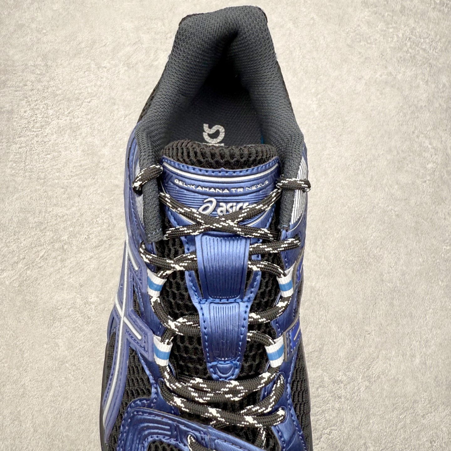 图片[5]-ASICS Gel-Kahana TR Nexus 先锋潮流复古回潮 未来主义 舒适通勤增高百搭低帮生活休闲鞋 男女同款 ASICS（亚瑟士）是日本实业家鬼冢喜八郎创立的跑鞋运动品牌，名字想法源自著名的拉丁谚语“AnimaSana In Corpore Sano”，意为“健全的精神寓于强健的体魄”。正如其名字的含义，ASICS亚瑟士一直坚信保持身体的健康与活力是打造健康快乐的生活方式的最佳途径。亚瑟士的跑鞋、篮球鞋等系列集专业与美貌于一身，拥有极高的热度。2016年，ASICS在“2016年日本最佳全球品牌”排行榜名列第17名。尺码：36 37 37.5 38 39 39.5 40 40.5 41.5 42 42.5 43.5 44 45-选品中心