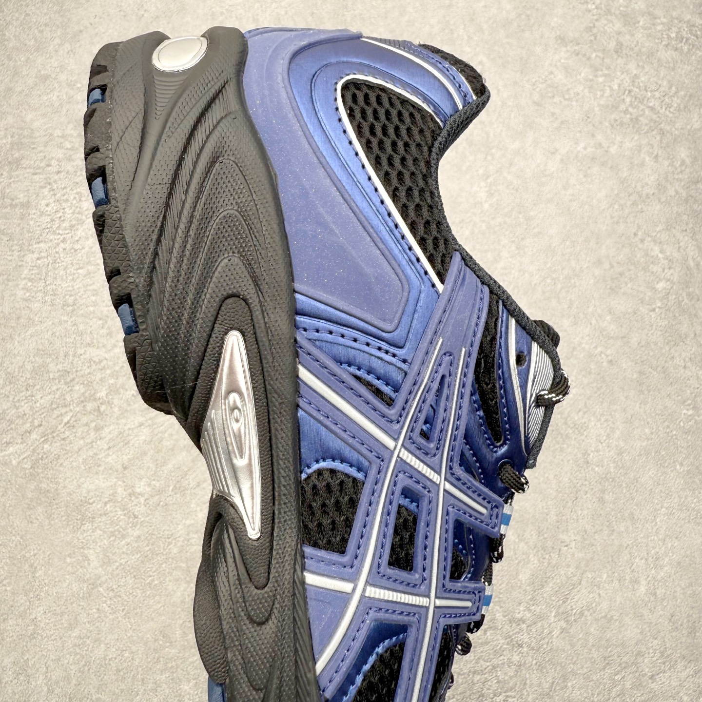 图片[6]-ASICS Gel-Kahana TR Nexus 先锋潮流复古回潮 未来主义 舒适通勤增高百搭低帮生活休闲鞋 男女同款 ASICS（亚瑟士）是日本实业家鬼冢喜八郎创立的跑鞋运动品牌，名字想法源自著名的拉丁谚语“AnimaSana In Corpore Sano”，意为“健全的精神寓于强健的体魄”。正如其名字的含义，ASICS亚瑟士一直坚信保持身体的健康与活力是打造健康快乐的生活方式的最佳途径。亚瑟士的跑鞋、篮球鞋等系列集专业与美貌于一身，拥有极高的热度。2016年，ASICS在“2016年日本最佳全球品牌”排行榜名列第17名。尺码：36 37 37.5 38 39 39.5 40 40.5 41.5 42 42.5 43.5 44 45-选品中心