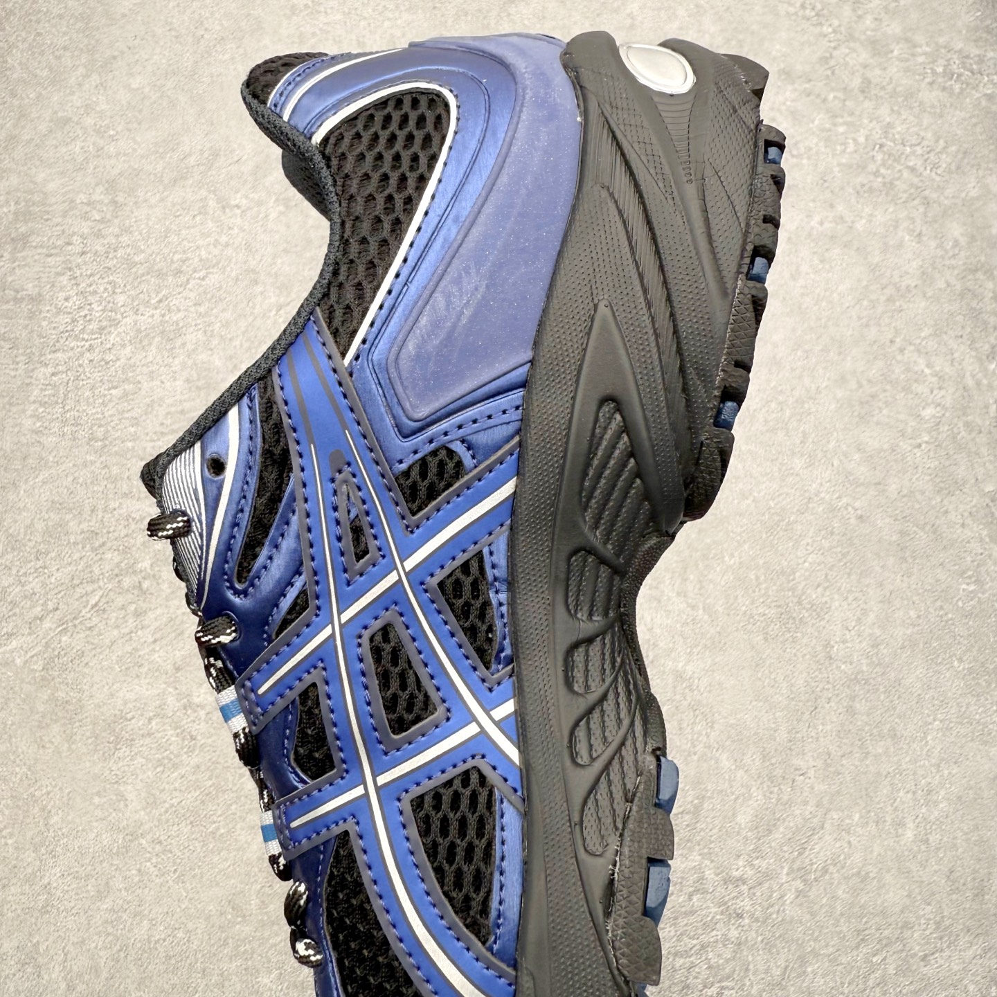 图片[7]-ASICS Gel-Kahana TR Nexus 先锋潮流复古回潮 未来主义 舒适通勤增高百搭低帮生活休闲鞋 男女同款 ASICS（亚瑟士）是日本实业家鬼冢喜八郎创立的跑鞋运动品牌，名字想法源自著名的拉丁谚语“AnimaSana In Corpore Sano”，意为“健全的精神寓于强健的体魄”。正如其名字的含义，ASICS亚瑟士一直坚信保持身体的健康与活力是打造健康快乐的生活方式的最佳途径。亚瑟士的跑鞋、篮球鞋等系列集专业与美貌于一身，拥有极高的热度。2016年，ASICS在“2016年日本最佳全球品牌”排行榜名列第17名。尺码：36 37 37.5 38 39 39.5 40 40.5 41.5 42 42.5 43.5 44 45-选品中心