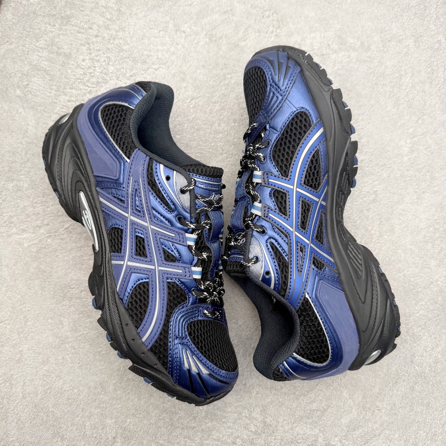 图片[3]-ASICS Gel-Kahana TR Nexus 先锋潮流复古回潮 未来主义 舒适通勤增高百搭低帮生活休闲鞋 男女同款 ASICS（亚瑟士）是日本实业家鬼冢喜八郎创立的跑鞋运动品牌，名字想法源自著名的拉丁谚语“AnimaSana In Corpore Sano”，意为“健全的精神寓于强健的体魄”。正如其名字的含义，ASICS亚瑟士一直坚信保持身体的健康与活力是打造健康快乐的生活方式的最佳途径。亚瑟士的跑鞋、篮球鞋等系列集专业与美貌于一身，拥有极高的热度。2016年，ASICS在“2016年日本最佳全球品牌”排行榜名列第17名。尺码：36 37 37.5 38 39 39.5 40 40.5 41.5 42 42.5 43.5 44 45-选品中心