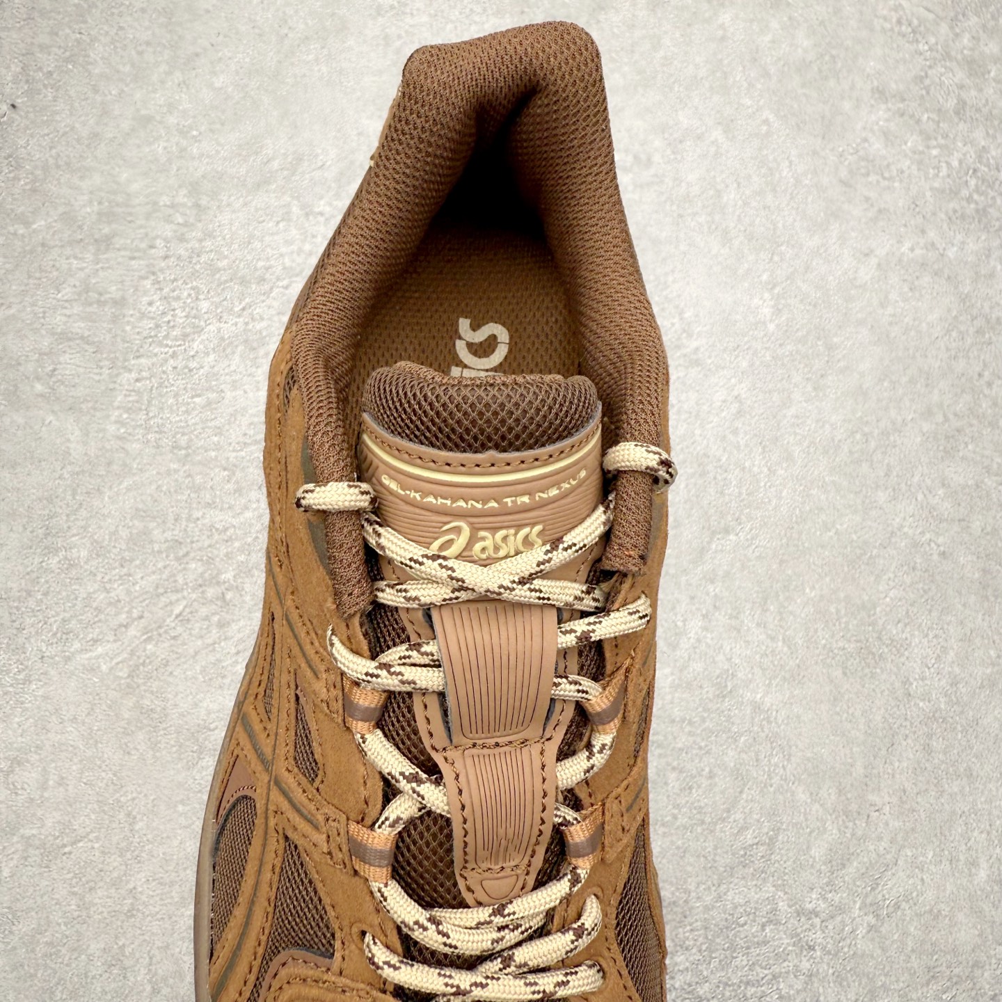 图片[5]-ASICS Gel-Kahana TR Nexus 先锋潮流复古回潮 未来主义 舒适通勤增高百搭低帮生活休闲鞋 男女同款 ASICS（亚瑟士）是日本实业家鬼冢喜八郎创立的跑鞋运动品牌，名字想法源自著名的拉丁谚语“AnimaSana In Corpore Sano”，意为“健全的精神寓于强健的体魄”。正如其名字的含义，ASICS亚瑟士一直坚信保持身体的健康与活力是打造健康快乐的生活方式的最佳途径。亚瑟士的跑鞋、篮球鞋等系列集专业与美貌于一身，拥有极高的热度。2016年，ASICS在“2016年日本最佳全球品牌”排行榜名列第17名。尺码：36 37 37.5 38 39 39.5 40 40.5 41.5 42 42.5 43.5 44 45-选品中心