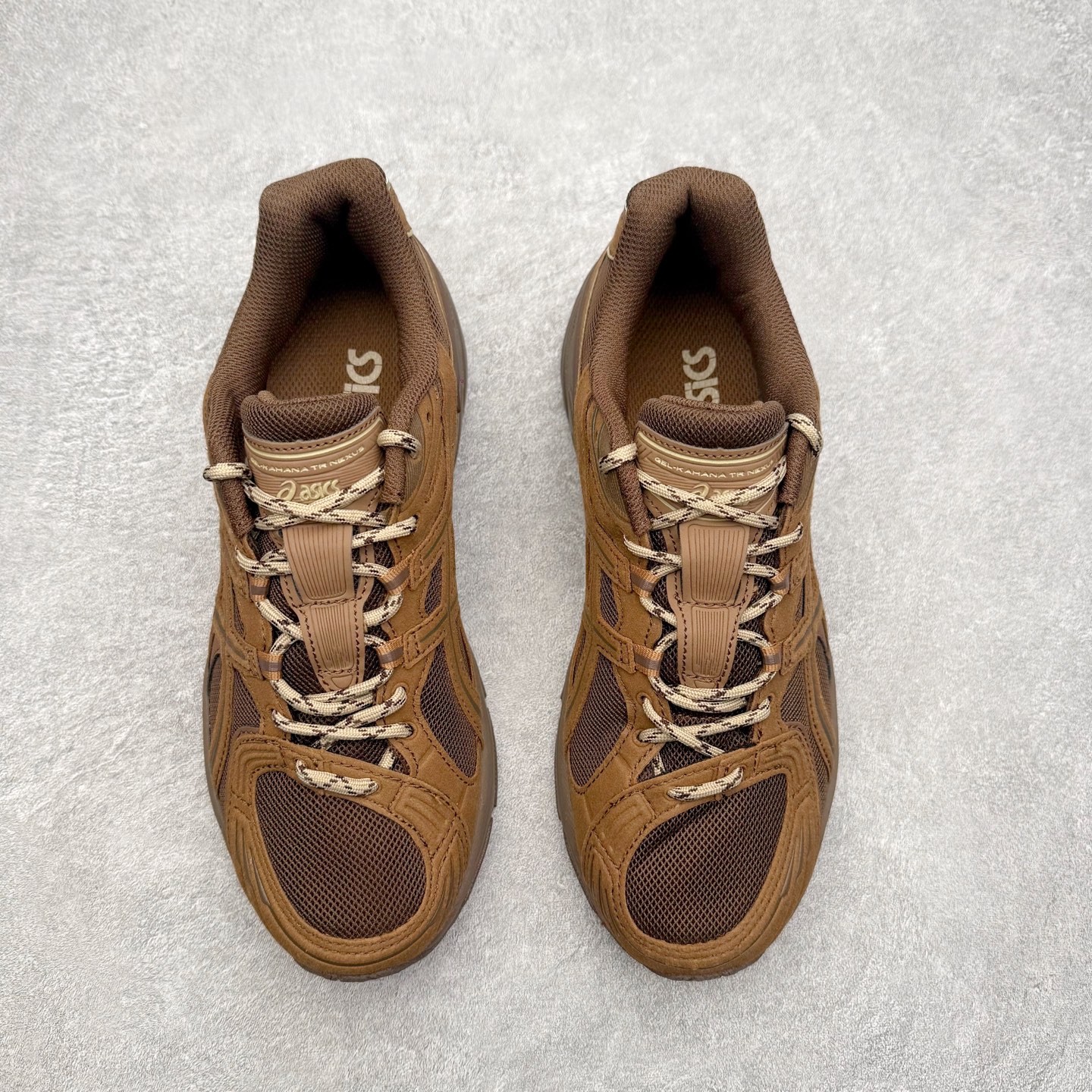 图片[2]-ASICS Gel-Kahana TR Nexus 先锋潮流复古回潮 未来主义 舒适通勤增高百搭低帮生活休闲鞋 男女同款 ASICS（亚瑟士）是日本实业家鬼冢喜八郎创立的跑鞋运动品牌，名字想法源自著名的拉丁谚语“AnimaSana In Corpore Sano”，意为“健全的精神寓于强健的体魄”。正如其名字的含义，ASICS亚瑟士一直坚信保持身体的健康与活力是打造健康快乐的生活方式的最佳途径。亚瑟士的跑鞋、篮球鞋等系列集专业与美貌于一身，拥有极高的热度。2016年，ASICS在“2016年日本最佳全球品牌”排行榜名列第17名。尺码：36 37 37.5 38 39 39.5 40 40.5 41.5 42 42.5 43.5 44 45-选品中心