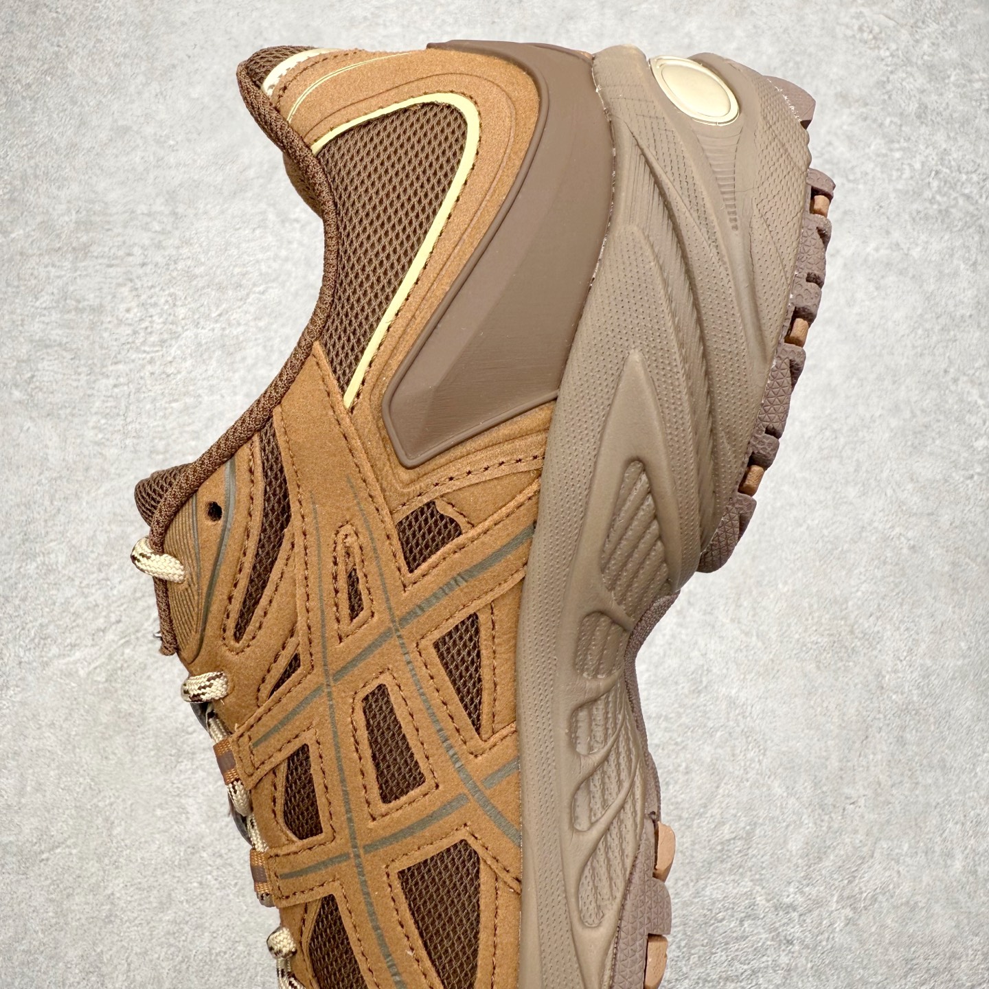 图片[7]-ASICS Gel-Kahana TR Nexus 先锋潮流复古回潮 未来主义 舒适通勤增高百搭低帮生活休闲鞋 男女同款 ASICS（亚瑟士）是日本实业家鬼冢喜八郎创立的跑鞋运动品牌，名字想法源自著名的拉丁谚语“AnimaSana In Corpore Sano”，意为“健全的精神寓于强健的体魄”。正如其名字的含义，ASICS亚瑟士一直坚信保持身体的健康与活力是打造健康快乐的生活方式的最佳途径。亚瑟士的跑鞋、篮球鞋等系列集专业与美貌于一身，拥有极高的热度。2016年，ASICS在“2016年日本最佳全球品牌”排行榜名列第17名。尺码：36 37 37.5 38 39 39.5 40 40.5 41.5 42 42.5 43.5 44 45-选品中心