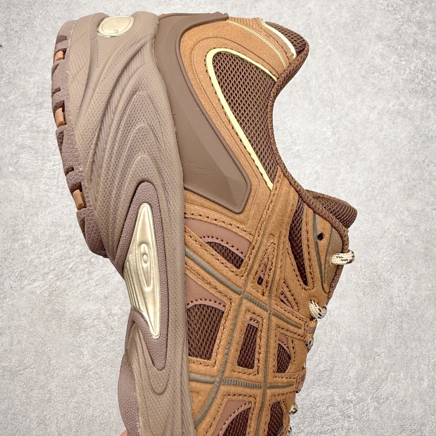 图片[6]-ASICS Gel-Kahana TR Nexus 先锋潮流复古回潮 未来主义 舒适通勤增高百搭低帮生活休闲鞋 男女同款 ASICS（亚瑟士）是日本实业家鬼冢喜八郎创立的跑鞋运动品牌，名字想法源自著名的拉丁谚语“AnimaSana In Corpore Sano”，意为“健全的精神寓于强健的体魄”。正如其名字的含义，ASICS亚瑟士一直坚信保持身体的健康与活力是打造健康快乐的生活方式的最佳途径。亚瑟士的跑鞋、篮球鞋等系列集专业与美貌于一身，拥有极高的热度。2016年，ASICS在“2016年日本最佳全球品牌”排行榜名列第17名。尺码：36 37 37.5 38 39 39.5 40 40.5 41.5 42 42.5 43.5 44 45-选品中心