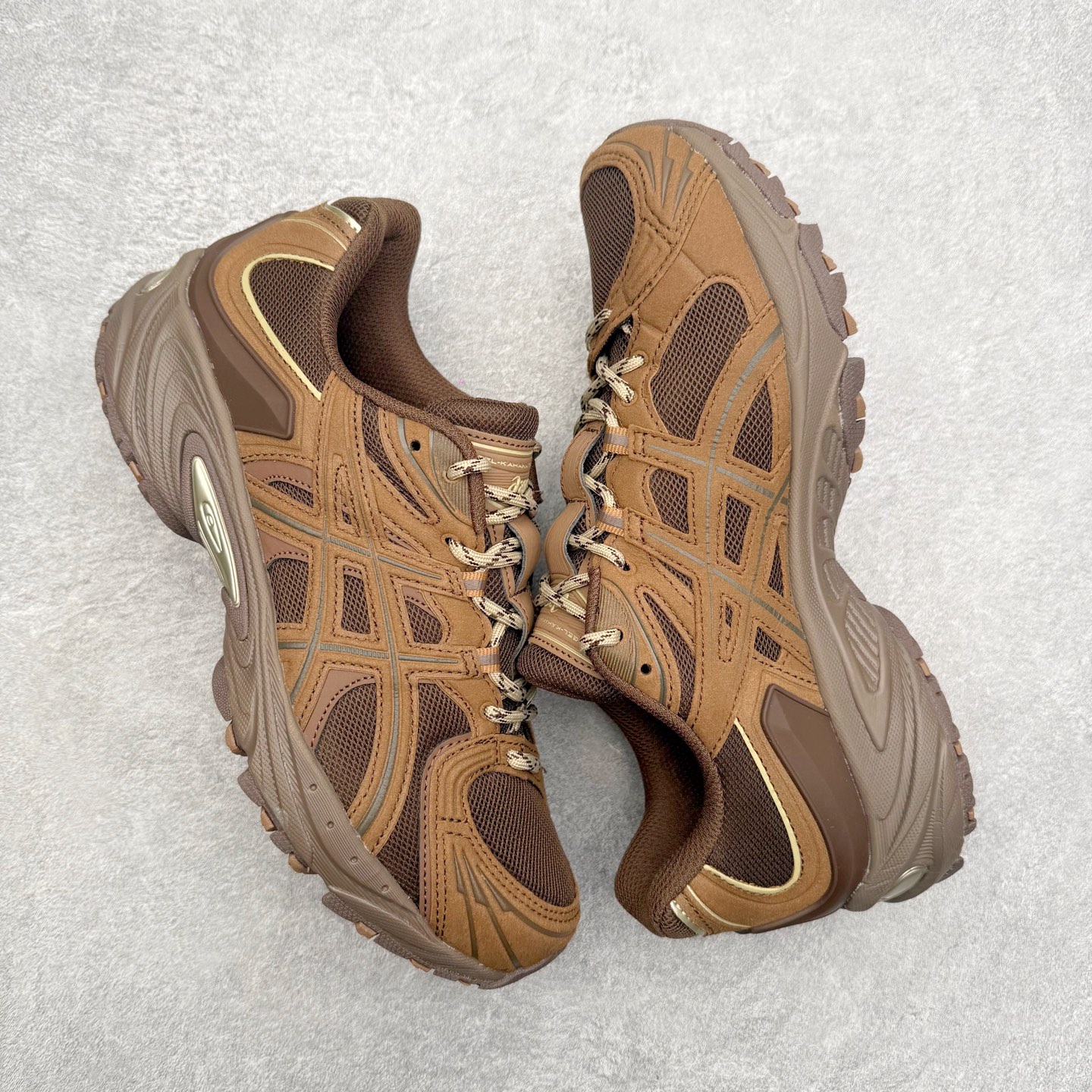 图片[3]-ASICS Gel-Kahana TR Nexus 先锋潮流复古回潮 未来主义 舒适通勤增高百搭低帮生活休闲鞋 男女同款 ASICS（亚瑟士）是日本实业家鬼冢喜八郎创立的跑鞋运动品牌，名字想法源自著名的拉丁谚语“AnimaSana In Corpore Sano”，意为“健全的精神寓于强健的体魄”。正如其名字的含义，ASICS亚瑟士一直坚信保持身体的健康与活力是打造健康快乐的生活方式的最佳途径。亚瑟士的跑鞋、篮球鞋等系列集专业与美貌于一身，拥有极高的热度。2016年，ASICS在“2016年日本最佳全球品牌”排行榜名列第17名。尺码：36 37 37.5 38 39 39.5 40 40.5 41.5 42 42.5 43.5 44 45-选品中心