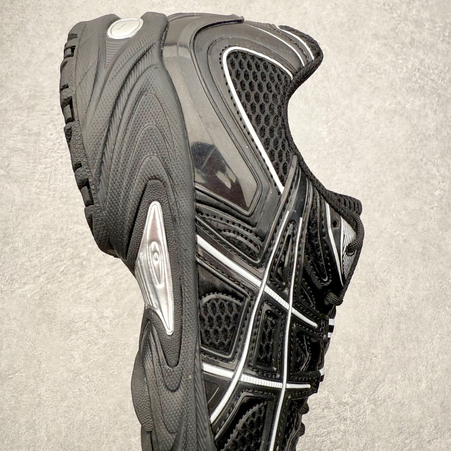 图片[6]-ASICS Gel-Kahana TR Nexus 先锋潮流复古回潮 未来主义 舒适通勤增高百搭低帮生活休闲鞋 男女同款 ASICS（亚瑟士）是日本实业家鬼冢喜八郎创立的跑鞋运动品牌，名字想法源自著名的拉丁谚语“AnimaSana In Corpore Sano”，意为“健全的精神寓于强健的体魄”。正如其名字的含义，ASICS亚瑟士一直坚信保持身体的健康与活力是打造健康快乐的生活方式的最佳途径。亚瑟士的跑鞋、篮球鞋等系列集专业与美貌于一身，拥有极高的热度。2016年，ASICS在“2016年日本最佳全球品牌”排行榜名列第17名。尺码：36 37 37.5 38 39 39.5 40 40.5 41.5 42 42.5 43.5 44 45-选品中心