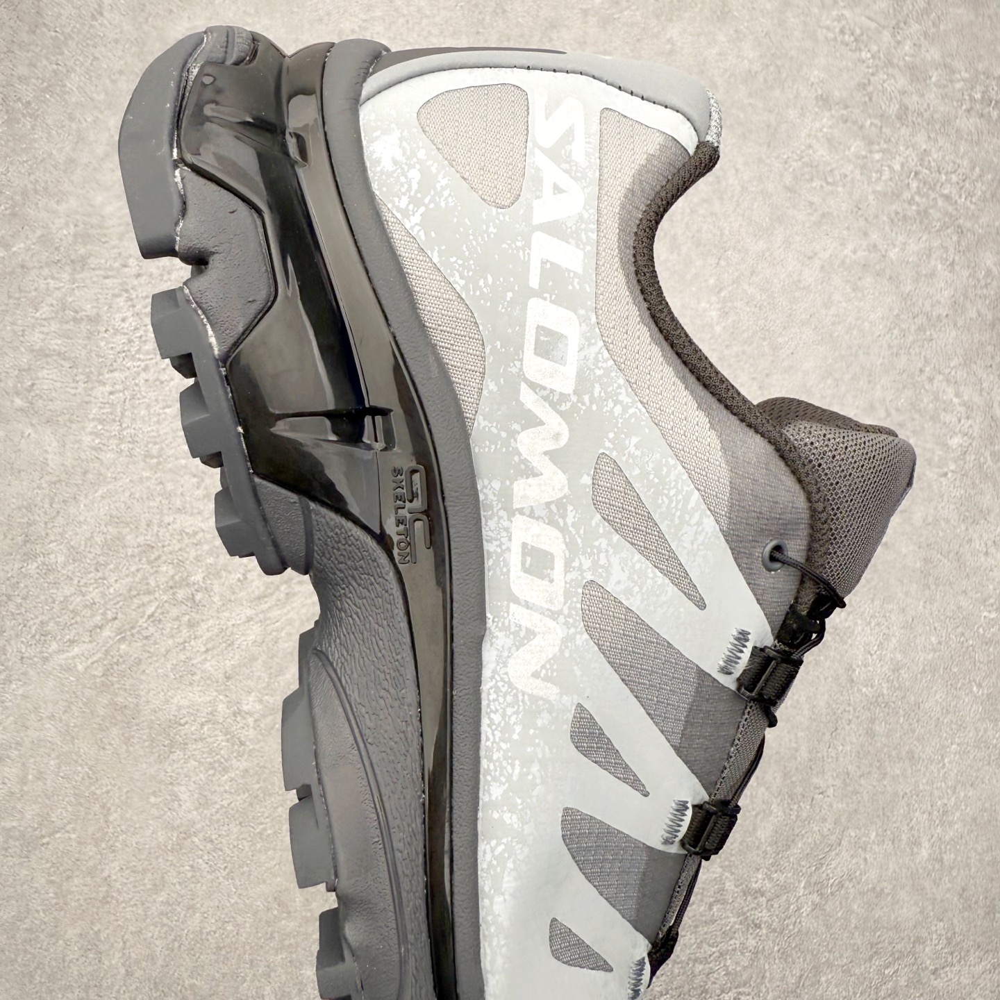 图片[6]-＃GX/绿X Salomon XT-4 OG Advanced 萨洛蒙系列低帮城市越野机能透气休闲运动鞋 鞋舌处附有迷你网眼袋收纳鞋绳以及下方的多色 Logo 标签 接着搭载奶油色 ACS 技术中底以及金色 TPU 塑料部件提升鞋款耐用性 中底与鞋面之间饰有海蓝色条状细节有效增添鞋款层次 最后应用黑色 Contragrip Chevron 外底完成鞋款设计 这次配色颇为高调 两款配色均以绚丽的渐变设计呈现 一款以粉紫渐变主打 另一款以黄绿渐变呈现 视觉效果相当吸睛 鞋面的使用玻璃纤维覆盖物加固 并通过细绳扣系带系统进行锁定 Salomon 的品牌logo 出现在脚后跟和前掌部位 中底虽然偏薄 但非常耐用 与模压塑料ACS 框架以及致密AC2 Muscle 鞋底单元结合 能够提供出色的支撑力和缓冲性 尺码：36 36.5 37.5 38 38.5 39 40 40.5 41 42 42.5 43 44 44.5 45-选品中心