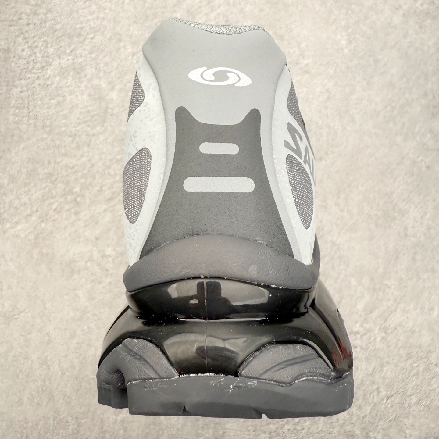 图片[8]-＃GX/绿X Salomon XT-4 OG Advanced 萨洛蒙系列低帮城市越野机能透气休闲运动鞋 鞋舌处附有迷你网眼袋收纳鞋绳以及下方的多色 Logo 标签 接着搭载奶油色 ACS 技术中底以及金色 TPU 塑料部件提升鞋款耐用性 中底与鞋面之间饰有海蓝色条状细节有效增添鞋款层次 最后应用黑色 Contragrip Chevron 外底完成鞋款设计 这次配色颇为高调 两款配色均以绚丽的渐变设计呈现 一款以粉紫渐变主打 另一款以黄绿渐变呈现 视觉效果相当吸睛 鞋面的使用玻璃纤维覆盖物加固 并通过细绳扣系带系统进行锁定 Salomon 的品牌logo 出现在脚后跟和前掌部位 中底虽然偏薄 但非常耐用 与模压塑料ACS 框架以及致密AC2 Muscle 鞋底单元结合 能够提供出色的支撑力和缓冲性 尺码：36 36.5 37.5 38 38.5 39 40 40.5 41 42 42.5 43 44 44.5 45-选品中心