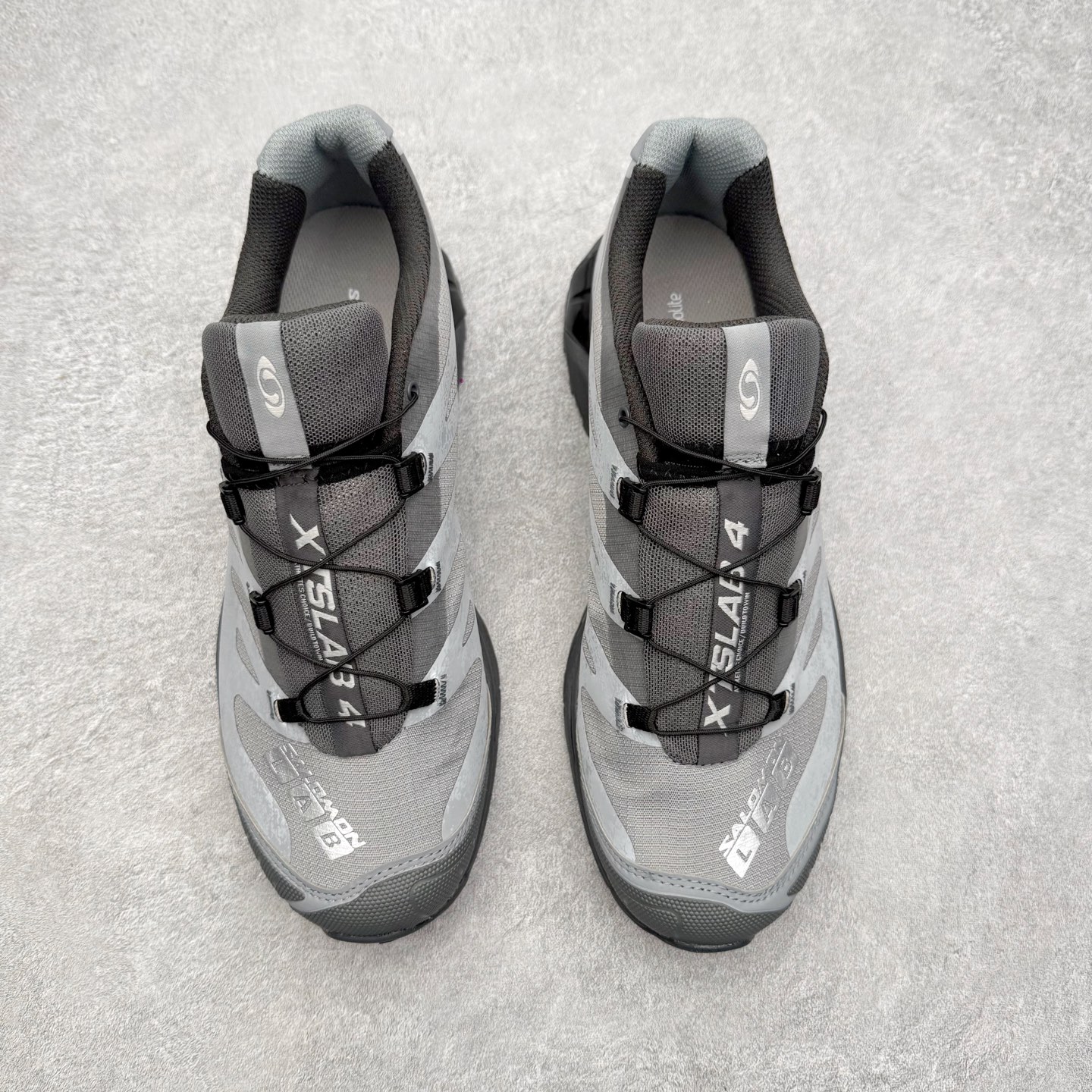 图片[2]-＃GX/绿X Salomon XT-4 OG Advanced 萨洛蒙系列低帮城市越野机能透气休闲运动鞋 鞋舌处附有迷你网眼袋收纳鞋绳以及下方的多色 Logo 标签 接着搭载奶油色 ACS 技术中底以及金色 TPU 塑料部件提升鞋款耐用性 中底与鞋面之间饰有海蓝色条状细节有效增添鞋款层次 最后应用黑色 Contragrip Chevron 外底完成鞋款设计 这次配色颇为高调 两款配色均以绚丽的渐变设计呈现 一款以粉紫渐变主打 另一款以黄绿渐变呈现 视觉效果相当吸睛 鞋面的使用玻璃纤维覆盖物加固 并通过细绳扣系带系统进行锁定 Salomon 的品牌logo 出现在脚后跟和前掌部位 中底虽然偏薄 但非常耐用 与模压塑料ACS 框架以及致密AC2 Muscle 鞋底单元结合 能够提供出色的支撑力和缓冲性 尺码：36 36.5 37.5 38 38.5 39 40 40.5 41 42 42.5 43 44 44.5 45-选品中心