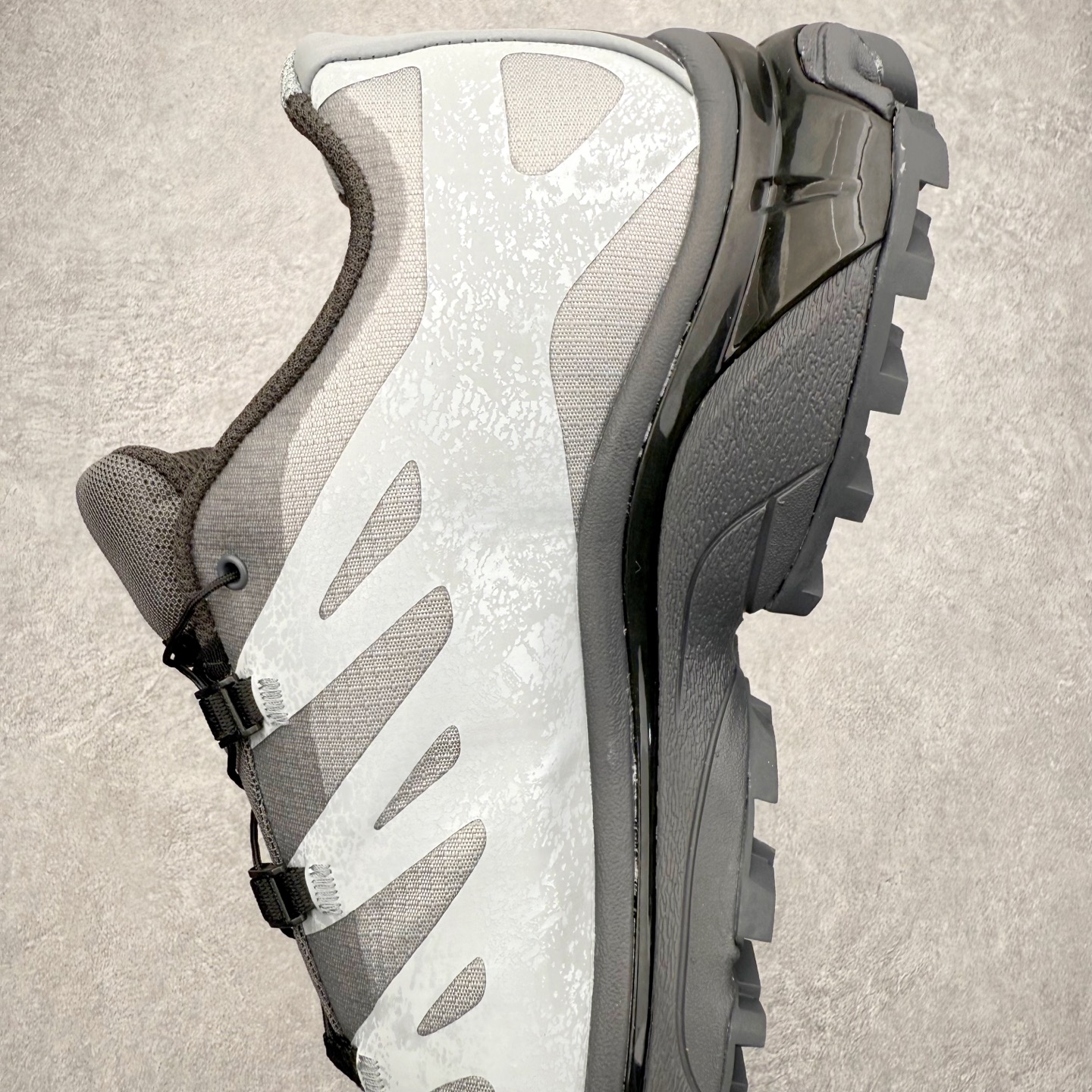 图片[7]-＃GX/绿X Salomon XT-4 OG Advanced 萨洛蒙系列低帮城市越野机能透气休闲运动鞋 鞋舌处附有迷你网眼袋收纳鞋绳以及下方的多色 Logo 标签 接着搭载奶油色 ACS 技术中底以及金色 TPU 塑料部件提升鞋款耐用性 中底与鞋面之间饰有海蓝色条状细节有效增添鞋款层次 最后应用黑色 Contragrip Chevron 外底完成鞋款设计 这次配色颇为高调 两款配色均以绚丽的渐变设计呈现 一款以粉紫渐变主打 另一款以黄绿渐变呈现 视觉效果相当吸睛 鞋面的使用玻璃纤维覆盖物加固 并通过细绳扣系带系统进行锁定 Salomon 的品牌logo 出现在脚后跟和前掌部位 中底虽然偏薄 但非常耐用 与模压塑料ACS 框架以及致密AC2 Muscle 鞋底单元结合 能够提供出色的支撑力和缓冲性 尺码：36 36.5 37.5 38 38.5 39 40 40.5 41 42 42.5 43 44 44.5 45-选品中心