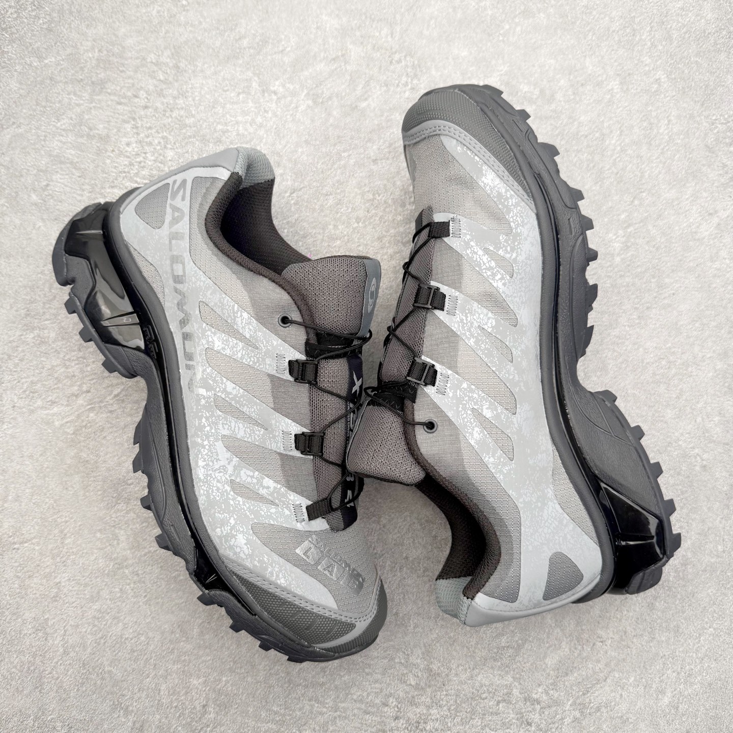 图片[3]-＃GX/绿X Salomon XT-4 OG Advanced 萨洛蒙系列低帮城市越野机能透气休闲运动鞋 鞋舌处附有迷你网眼袋收纳鞋绳以及下方的多色 Logo 标签 接着搭载奶油色 ACS 技术中底以及金色 TPU 塑料部件提升鞋款耐用性 中底与鞋面之间饰有海蓝色条状细节有效增添鞋款层次 最后应用黑色 Contragrip Chevron 外底完成鞋款设计 这次配色颇为高调 两款配色均以绚丽的渐变设计呈现 一款以粉紫渐变主打 另一款以黄绿渐变呈现 视觉效果相当吸睛 鞋面的使用玻璃纤维覆盖物加固 并通过细绳扣系带系统进行锁定 Salomon 的品牌logo 出现在脚后跟和前掌部位 中底虽然偏薄 但非常耐用 与模压塑料ACS 框架以及致密AC2 Muscle 鞋底单元结合 能够提供出色的支撑力和缓冲性 尺码：36 36.5 37.5 38 38.5 39 40 40.5 41 42 42.5 43 44 44.5 45-选品中心