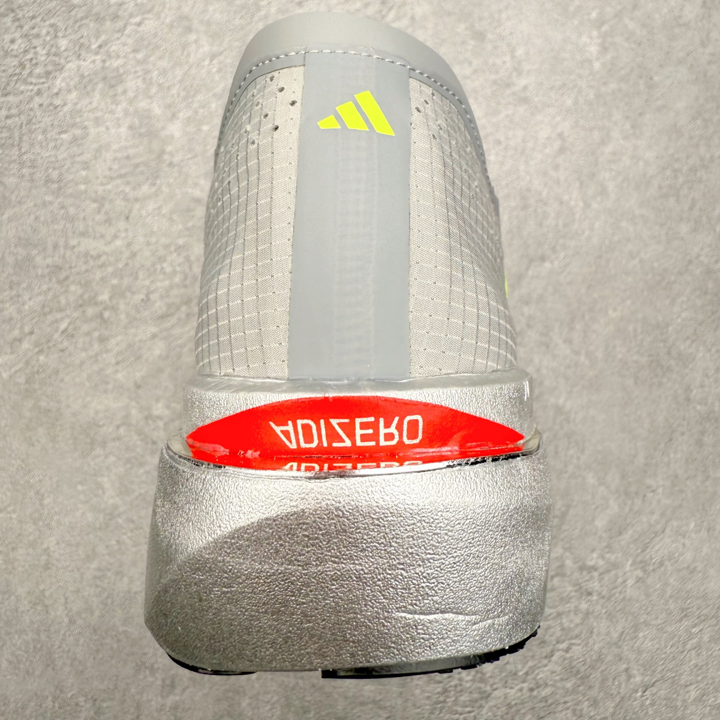 图片[8]-AD Adizero Adios Pro 5 马拉松竞速专业跑鞋 KI8293 CELERMESH针织网面非常轻薄 纤维间的缝隙很大 可以保证跑步时的透气、排汗效果 鞋舌直接与两侧的内衬和鞋底连接在一起 在跑步过程中不会被鞋舌的左右移动所困扰 在标准鞋带孔的基础上再拓宽一组鞋带孔 适合不同脚型的需求 突破性 EnergyRods 技术，有助于跑者实现更好的成绩 中底独特的LIGHTSTRIKE PRO泡棉材质 微弹感觉在跑步过程中给予了良好的支撑体验 对于顶级精英和高水平进阶跑者来说 ADIOS PRO是一双值得信赖的竞速比赛用鞋 尺码：36 36.5 37.5 38 38.5 39 40 40.5 41 42 42.5 43 44 44.5 45-选品中心