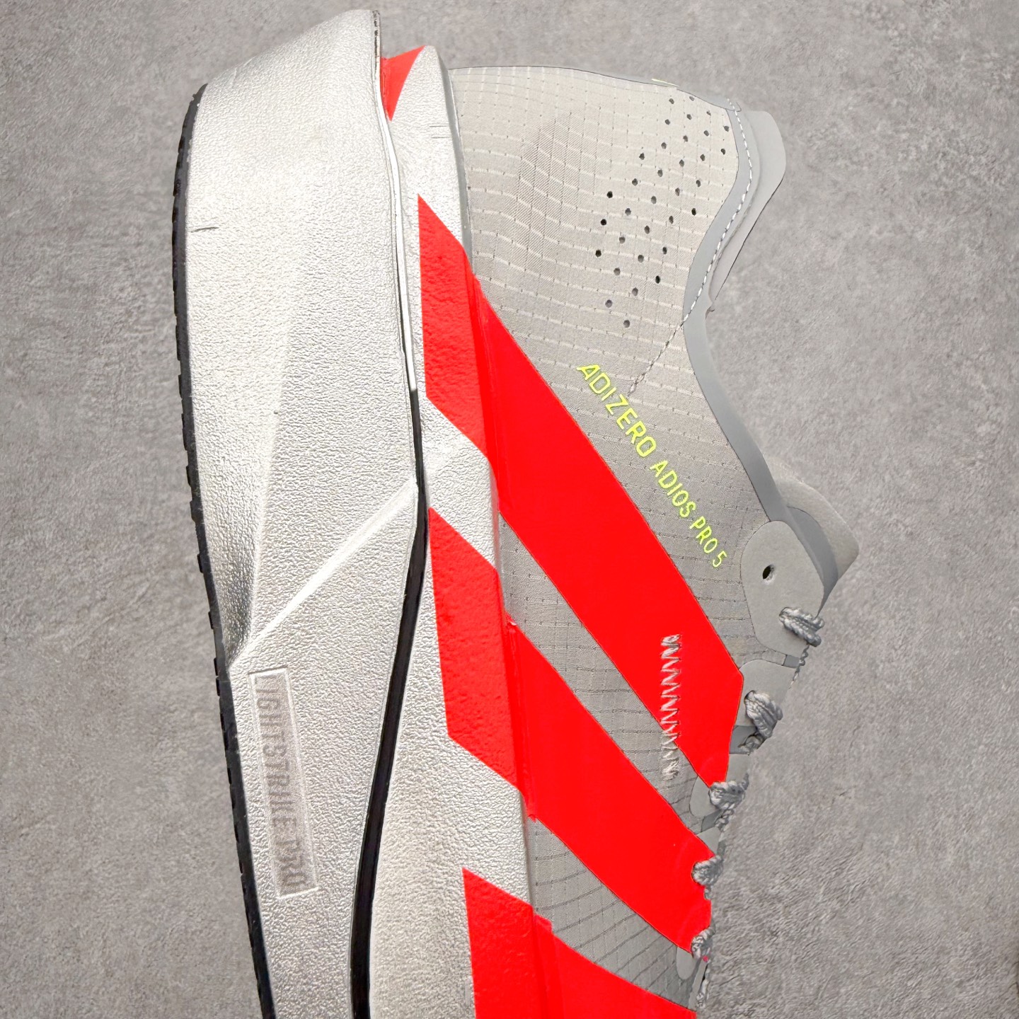 图片[6]-AD Adizero Adios Pro 5 马拉松竞速专业跑鞋 KI8293 CELERMESH针织网面非常轻薄 纤维间的缝隙很大 可以保证跑步时的透气、排汗效果 鞋舌直接与两侧的内衬和鞋底连接在一起 在跑步过程中不会被鞋舌的左右移动所困扰 在标准鞋带孔的基础上再拓宽一组鞋带孔 适合不同脚型的需求 突破性 EnergyRods 技术，有助于跑者实现更好的成绩 中底独特的LIGHTSTRIKE PRO泡棉材质 微弹感觉在跑步过程中给予了良好的支撑体验 对于顶级精英和高水平进阶跑者来说 ADIOS PRO是一双值得信赖的竞速比赛用鞋 尺码：36 36.5 37.5 38 38.5 39 40 40.5 41 42 42.5 43 44 44.5 45-选品中心