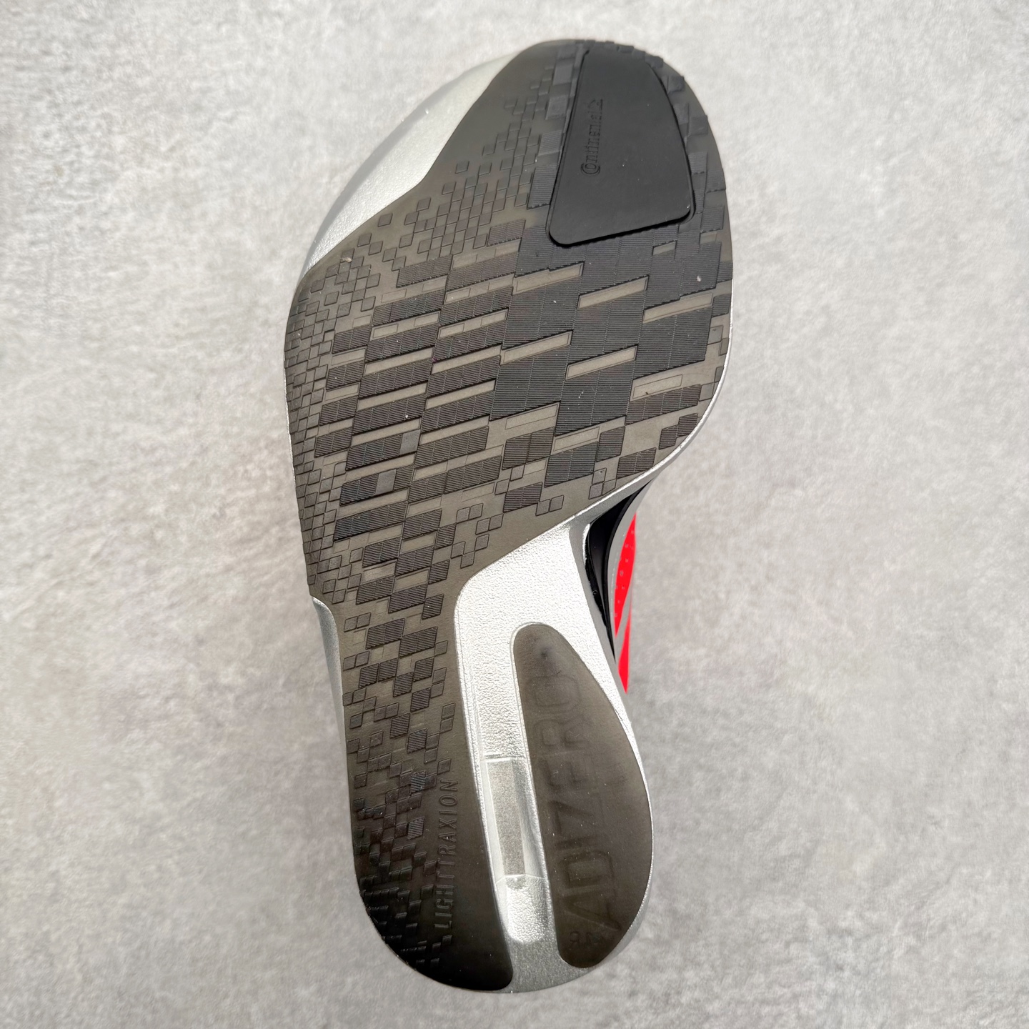 图片[9]-AD Adizero Adios Pro 5 马拉松竞速专业跑鞋 KI8293 CELERMESH针织网面非常轻薄 纤维间的缝隙很大 可以保证跑步时的透气、排汗效果 鞋舌直接与两侧的内衬和鞋底连接在一起 在跑步过程中不会被鞋舌的左右移动所困扰 在标准鞋带孔的基础上再拓宽一组鞋带孔 适合不同脚型的需求 突破性 EnergyRods 技术，有助于跑者实现更好的成绩 中底独特的LIGHTSTRIKE PRO泡棉材质 微弹感觉在跑步过程中给予了良好的支撑体验 对于顶级精英和高水平进阶跑者来说 ADIOS PRO是一双值得信赖的竞速比赛用鞋 尺码：36 36.5 37.5 38 38.5 39 40 40.5 41 42 42.5 43 44 44.5 45-选品中心