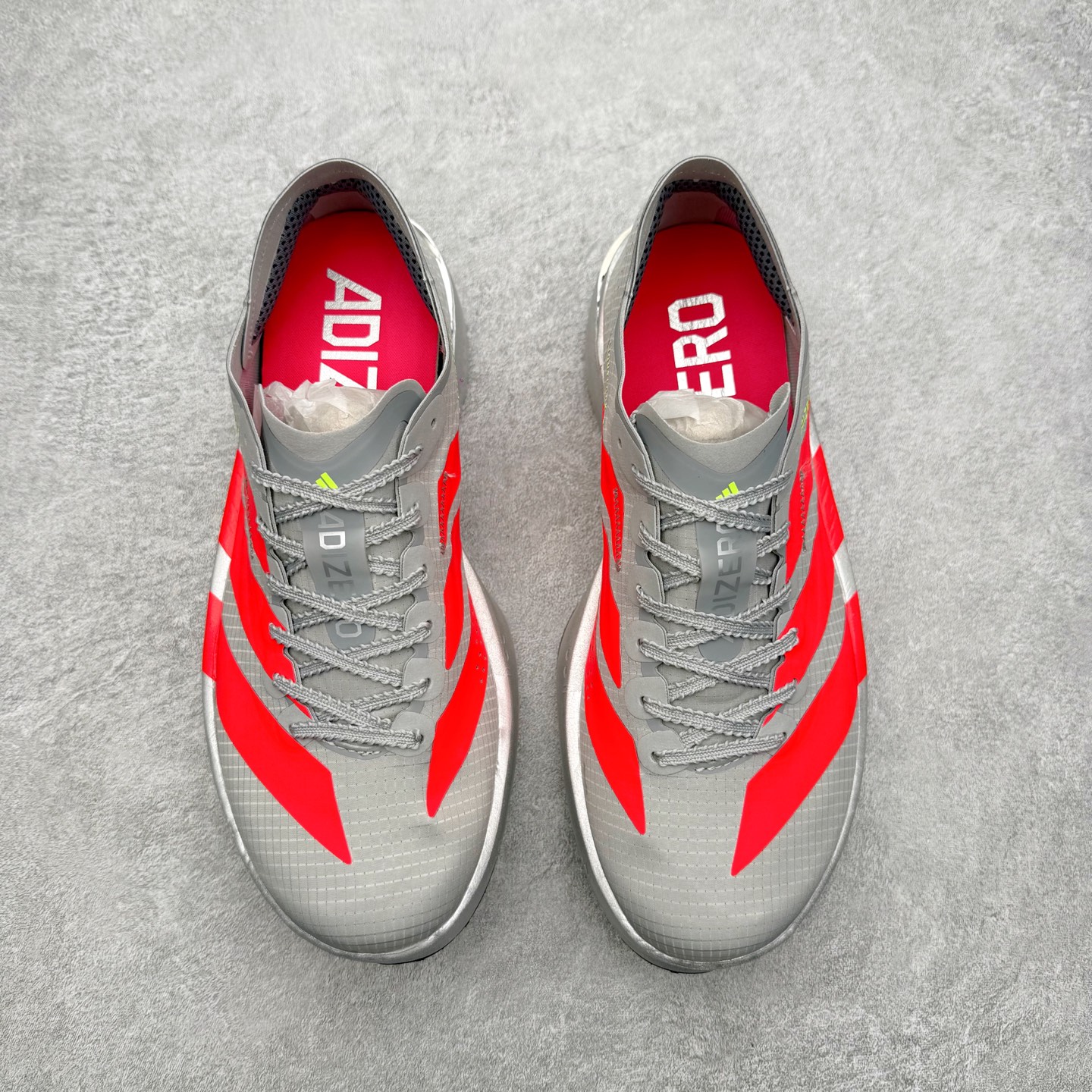 图片[2]-AD Adizero Adios Pro 5 马拉松竞速专业跑鞋 KI8293 CELERMESH针织网面非常轻薄 纤维间的缝隙很大 可以保证跑步时的透气、排汗效果 鞋舌直接与两侧的内衬和鞋底连接在一起 在跑步过程中不会被鞋舌的左右移动所困扰 在标准鞋带孔的基础上再拓宽一组鞋带孔 适合不同脚型的需求 突破性 EnergyRods 技术，有助于跑者实现更好的成绩 中底独特的LIGHTSTRIKE PRO泡棉材质 微弹感觉在跑步过程中给予了良好的支撑体验 对于顶级精英和高水平进阶跑者来说 ADIOS PRO是一双值得信赖的竞速比赛用鞋 尺码：36 36.5 37.5 38 38.5 39 40 40.5 41 42 42.5 43 44 44.5 45-选品中心