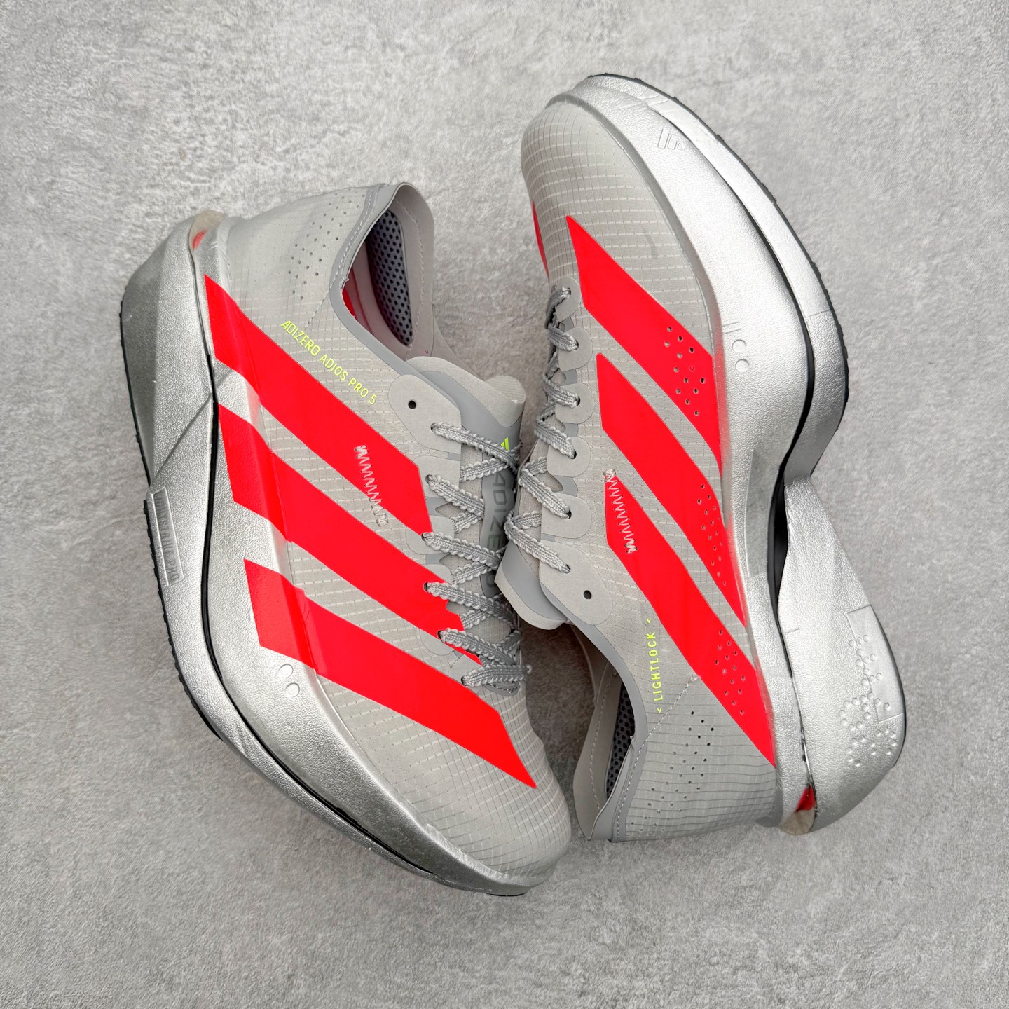 图片[3]-AD Adizero Adios Pro 5 马拉松竞速专业跑鞋 KI8293 CELERMESH针织网面非常轻薄 纤维间的缝隙很大 可以保证跑步时的透气、排汗效果 鞋舌直接与两侧的内衬和鞋底连接在一起 在跑步过程中不会被鞋舌的左右移动所困扰 在标准鞋带孔的基础上再拓宽一组鞋带孔 适合不同脚型的需求 突破性 EnergyRods 技术，有助于跑者实现更好的成绩 中底独特的LIGHTSTRIKE PRO泡棉材质 微弹感觉在跑步过程中给予了良好的支撑体验 对于顶级精英和高水平进阶跑者来说 ADIOS PRO是一双值得信赖的竞速比赛用鞋 尺码：36 36.5 37.5 38 38.5 39 40 40.5 41 42 42.5 43 44 44.5 45-选品中心