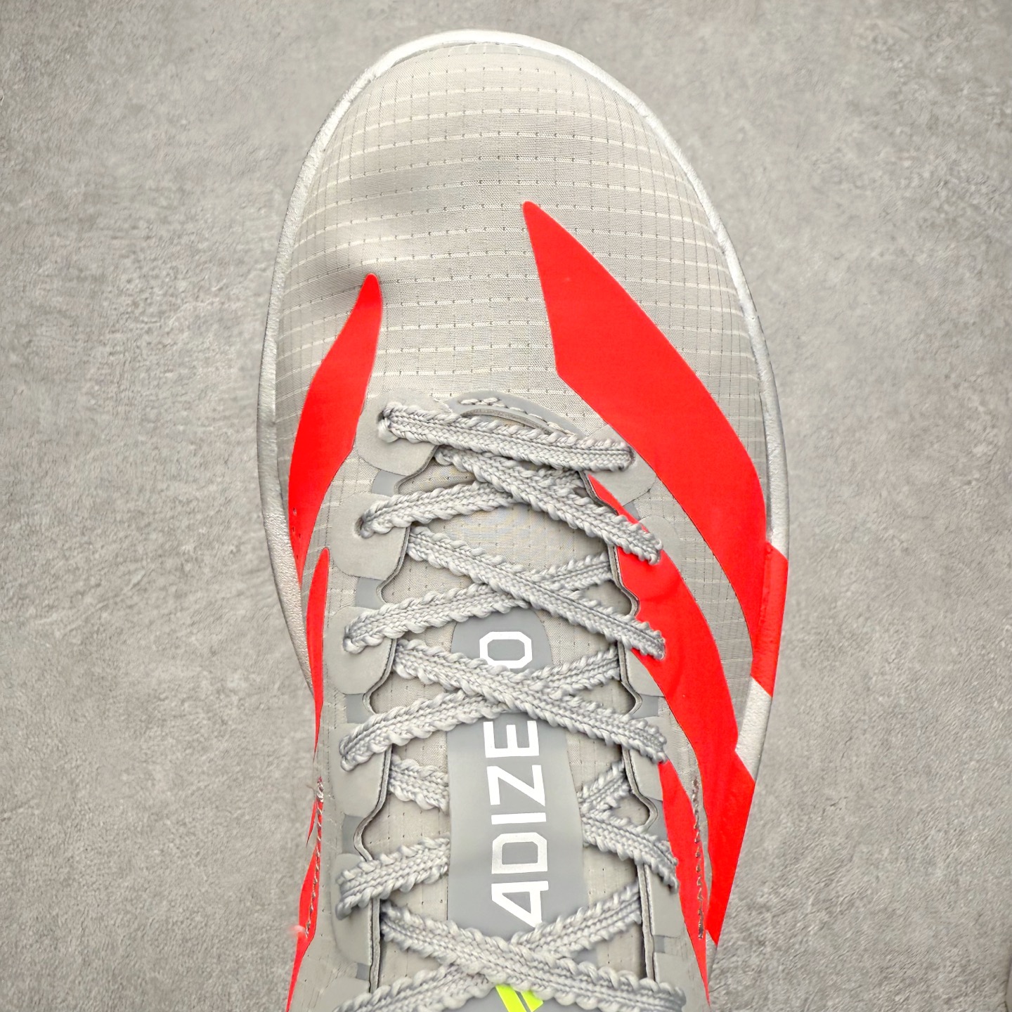 图片[4]-AD Adizero Adios Pro 5 马拉松竞速专业跑鞋 KI8293 CELERMESH针织网面非常轻薄 纤维间的缝隙很大 可以保证跑步时的透气、排汗效果 鞋舌直接与两侧的内衬和鞋底连接在一起 在跑步过程中不会被鞋舌的左右移动所困扰 在标准鞋带孔的基础上再拓宽一组鞋带孔 适合不同脚型的需求 突破性 EnergyRods 技术，有助于跑者实现更好的成绩 中底独特的LIGHTSTRIKE PRO泡棉材质 微弹感觉在跑步过程中给予了良好的支撑体验 对于顶级精英和高水平进阶跑者来说 ADIOS PRO是一双值得信赖的竞速比赛用鞋 尺码：36 36.5 37.5 38 38.5 39 40 40.5 41 42 42.5 43 44 44.5 45-选品中心