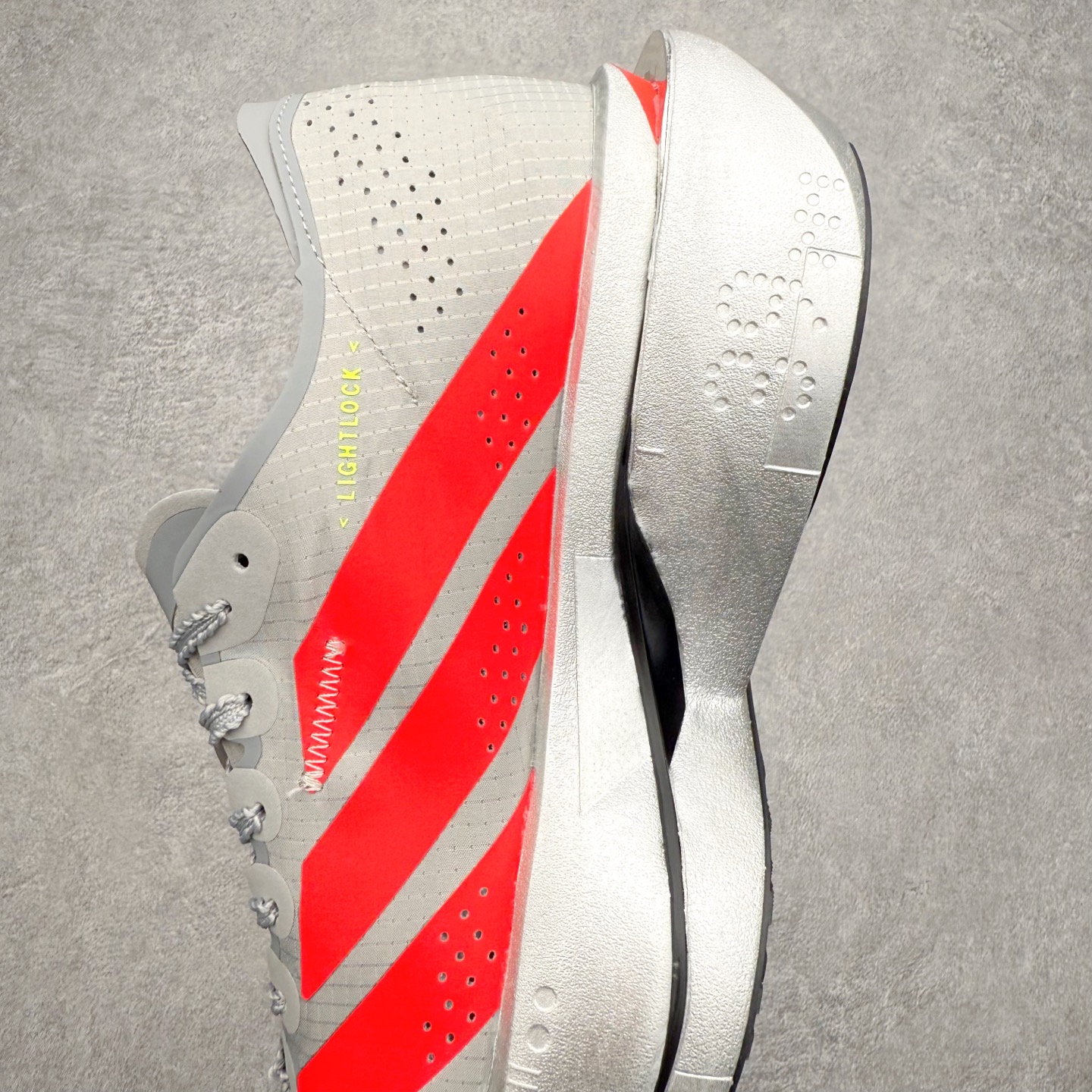 图片[7]-AD Adizero Adios Pro 5 马拉松竞速专业跑鞋 KI8293 CELERMESH针织网面非常轻薄 纤维间的缝隙很大 可以保证跑步时的透气、排汗效果 鞋舌直接与两侧的内衬和鞋底连接在一起 在跑步过程中不会被鞋舌的左右移动所困扰 在标准鞋带孔的基础上再拓宽一组鞋带孔 适合不同脚型的需求 突破性 EnergyRods 技术，有助于跑者实现更好的成绩 中底独特的LIGHTSTRIKE PRO泡棉材质 微弹感觉在跑步过程中给予了良好的支撑体验 对于顶级精英和高水平进阶跑者来说 ADIOS PRO是一双值得信赖的竞速比赛用鞋 尺码：36 36.5 37.5 38 38.5 39 40 40.5 41 42 42.5 43 44 44.5 45-选品中心