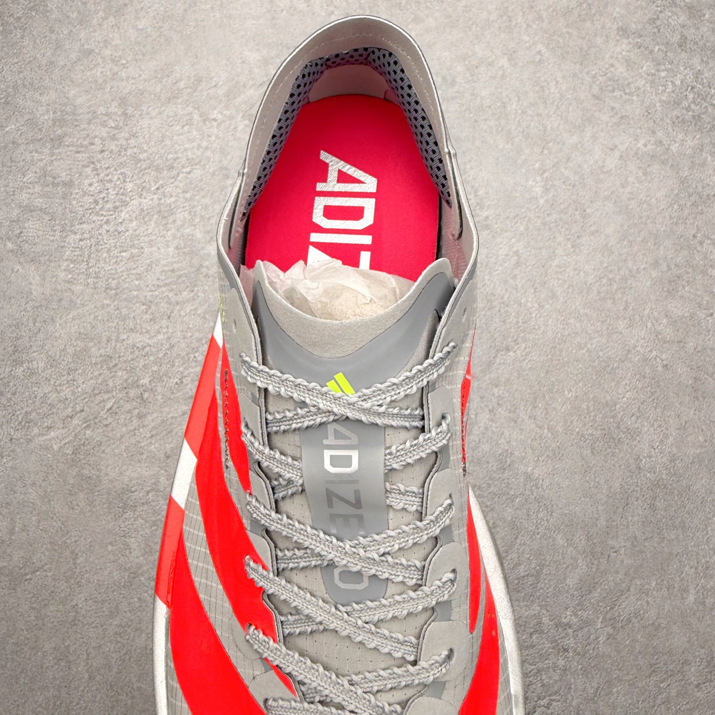 图片[5]-AD Adizero Adios Pro 5 马拉松竞速专业跑鞋 KI8293 CELERMESH针织网面非常轻薄 纤维间的缝隙很大 可以保证跑步时的透气、排汗效果 鞋舌直接与两侧的内衬和鞋底连接在一起 在跑步过程中不会被鞋舌的左右移动所困扰 在标准鞋带孔的基础上再拓宽一组鞋带孔 适合不同脚型的需求 突破性 EnergyRods 技术，有助于跑者实现更好的成绩 中底独特的LIGHTSTRIKE PRO泡棉材质 微弹感觉在跑步过程中给予了良好的支撑体验 对于顶级精英和高水平进阶跑者来说 ADIOS PRO是一双值得信赖的竞速比赛用鞋 尺码：36 36.5 37.5 38 38.5 39 40 40.5 41 42 42.5 43 44 44.5 45-选品中心