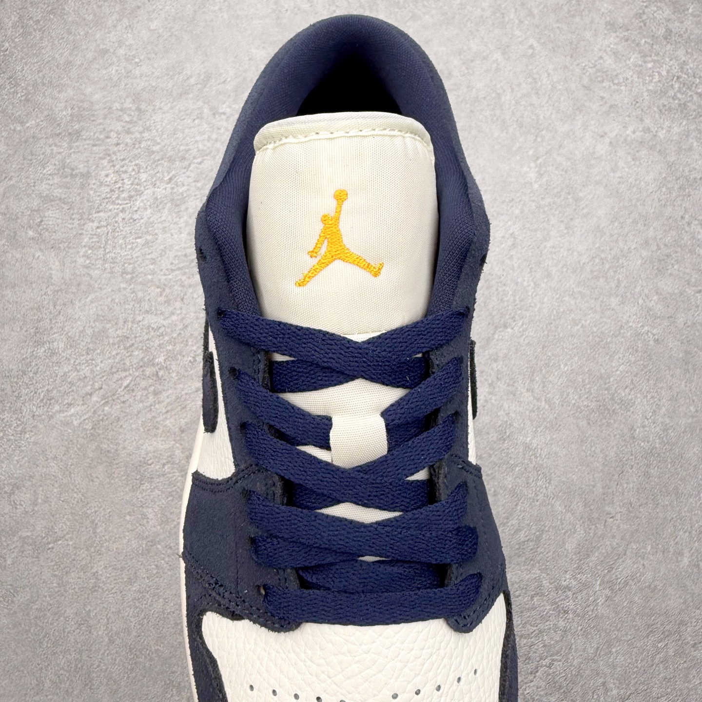 图片[5]-＃K版 Air Jordan AJ1 Low 低帮 IO7448-400全新流水线出品 DT版本唯一平替选择 市场第二梯队最强版 全部原鞋开发 原楦原纸板开发 全鞋电脑针车 原厂内置全掌气垫 原盒内在原标 唯一Zp原版鞋带绑法 免检产品 全新2022版型 全头层皮料 完美零毛边处理 原厂配置全掌气垫 价格定位良心 几十个配色陆续出货 实拍调校N版已经零色差零失真 百分百还原实物色彩所见即所得 不存在货不对板色差等低级问题 选购参考实物拍摄 不混卖不参货 只用心做好货严格选品 承诺混一赔十 尺码：36 36.5 37.5 38 38.5 39 40 40.5 41 42 42.5 43 44 44.5 45-选品中心