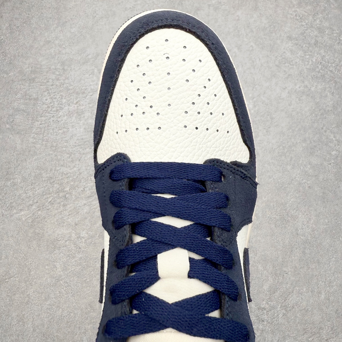 图片[4]-＃K版 Air Jordan AJ1 Low 低帮 IO7448-400全新流水线出品 DT版本唯一平替选择 市场第二梯队最强版 全部原鞋开发 原楦原纸板开发 全鞋电脑针车 原厂内置全掌气垫 原盒内在原标 唯一Zp原版鞋带绑法 免检产品 全新2022版型 全头层皮料 完美零毛边处理 原厂配置全掌气垫 价格定位良心 几十个配色陆续出货 实拍调校N版已经零色差零失真 百分百还原实物色彩所见即所得 不存在货不对板色差等低级问题 选购参考实物拍摄 不混卖不参货 只用心做好货严格选品 承诺混一赔十 尺码：36 36.5 37.5 38 38.5 39 40 40.5 41 42 42.5 43 44 44.5 45-选品中心