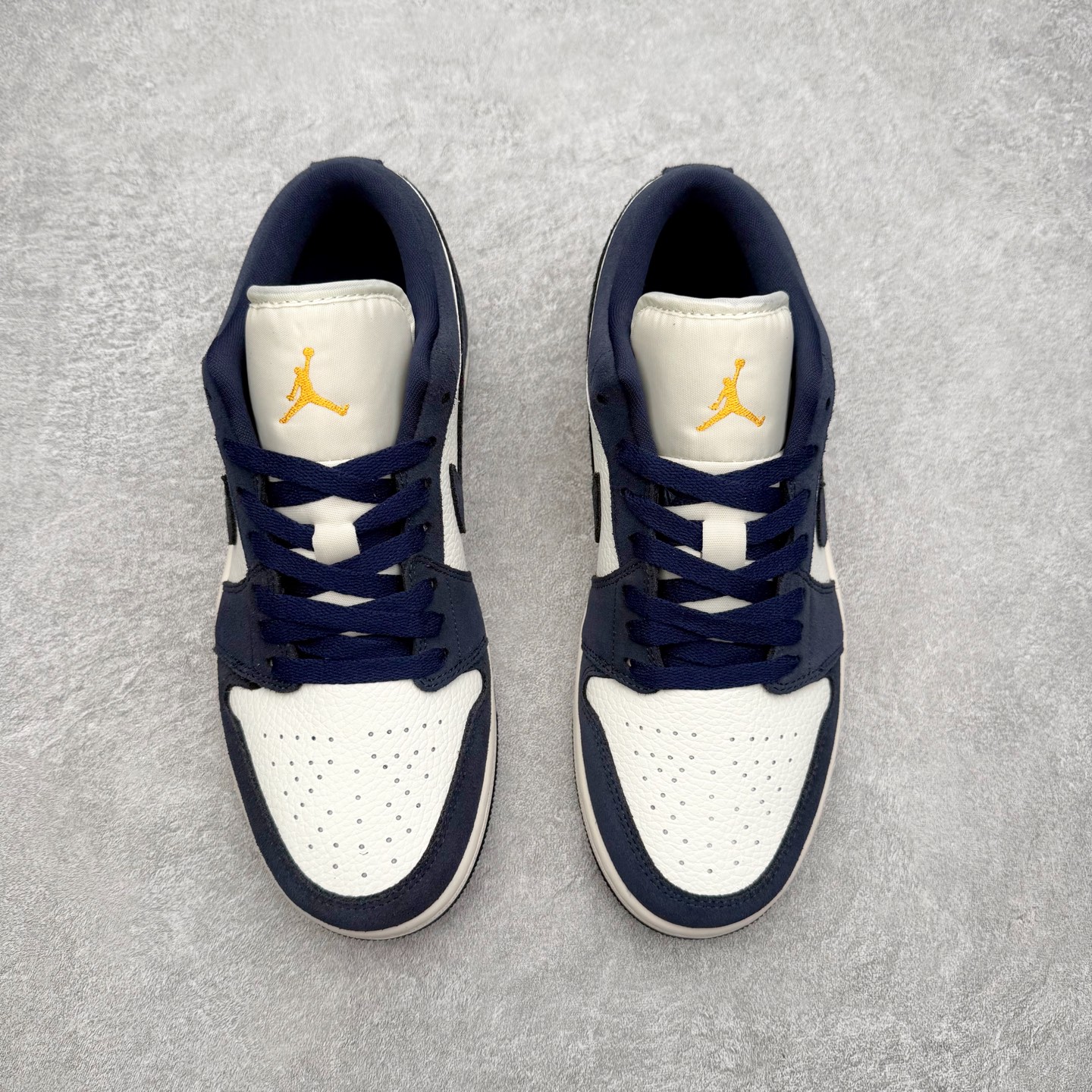 图片[2]-＃K版 Air Jordan AJ1 Low 低帮 IO7448-400全新流水线出品 DT版本唯一平替选择 市场第二梯队最强版 全部原鞋开发 原楦原纸板开发 全鞋电脑针车 原厂内置全掌气垫 原盒内在原标 唯一Zp原版鞋带绑法 免检产品 全新2022版型 全头层皮料 完美零毛边处理 原厂配置全掌气垫 价格定位良心 几十个配色陆续出货 实拍调校N版已经零色差零失真 百分百还原实物色彩所见即所得 不存在货不对板色差等低级问题 选购参考实物拍摄 不混卖不参货 只用心做好货严格选品 承诺混一赔十 尺码：36 36.5 37.5 38 38.5 39 40 40.5 41 42 42.5 43 44 44.5 45-选品中心