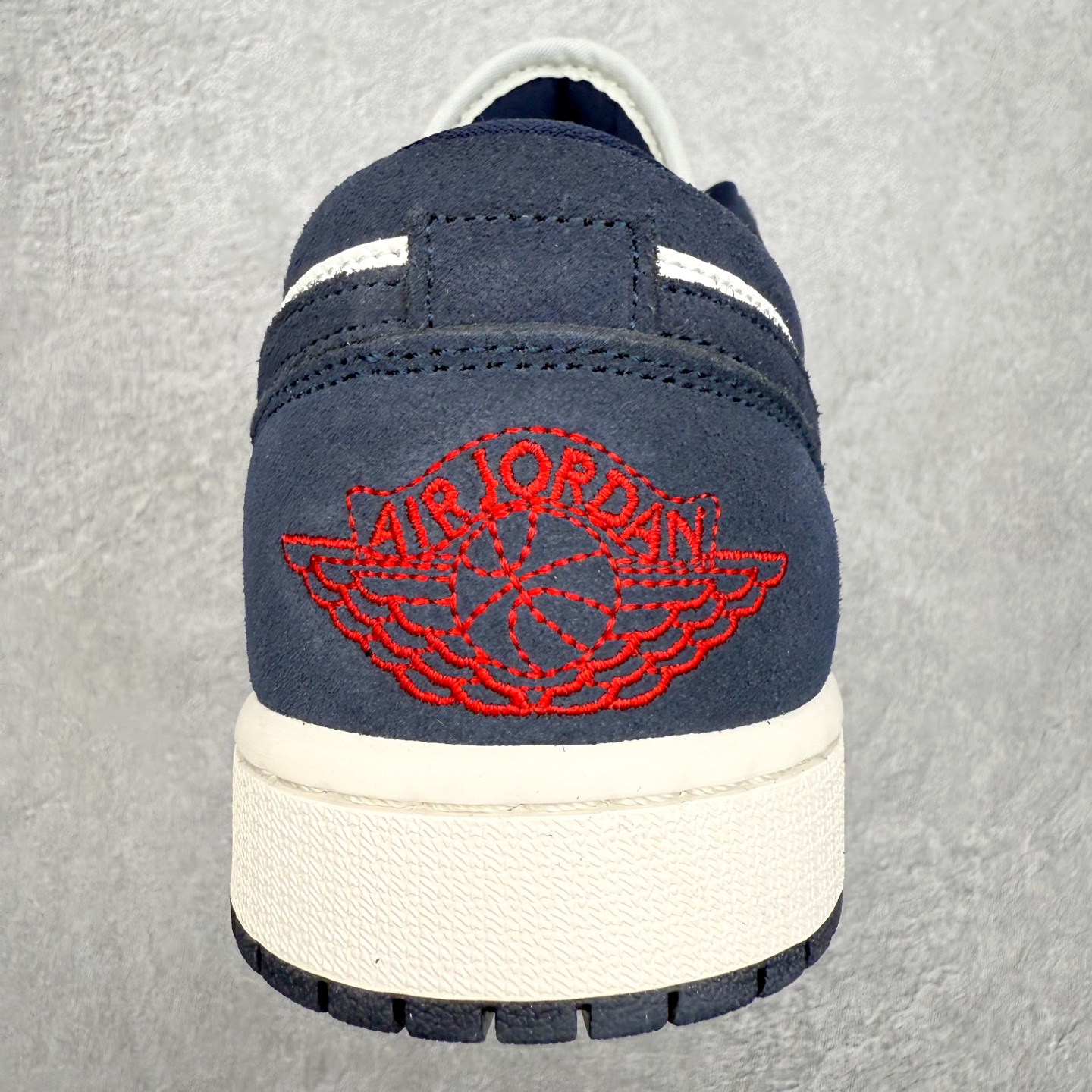 图片[8]-＃K版 Air Jordan AJ1 Low 低帮 IO7448-400全新流水线出品 DT版本唯一平替选择 市场第二梯队最强版 全部原鞋开发 原楦原纸板开发 全鞋电脑针车 原厂内置全掌气垫 原盒内在原标 唯一Zp原版鞋带绑法 免检产品 全新2022版型 全头层皮料 完美零毛边处理 原厂配置全掌气垫 价格定位良心 几十个配色陆续出货 实拍调校N版已经零色差零失真 百分百还原实物色彩所见即所得 不存在货不对板色差等低级问题 选购参考实物拍摄 不混卖不参货 只用心做好货严格选品 承诺混一赔十 尺码：36 36.5 37.5 38 38.5 39 40 40.5 41 42 42.5 43 44 44.5 45-选品中心