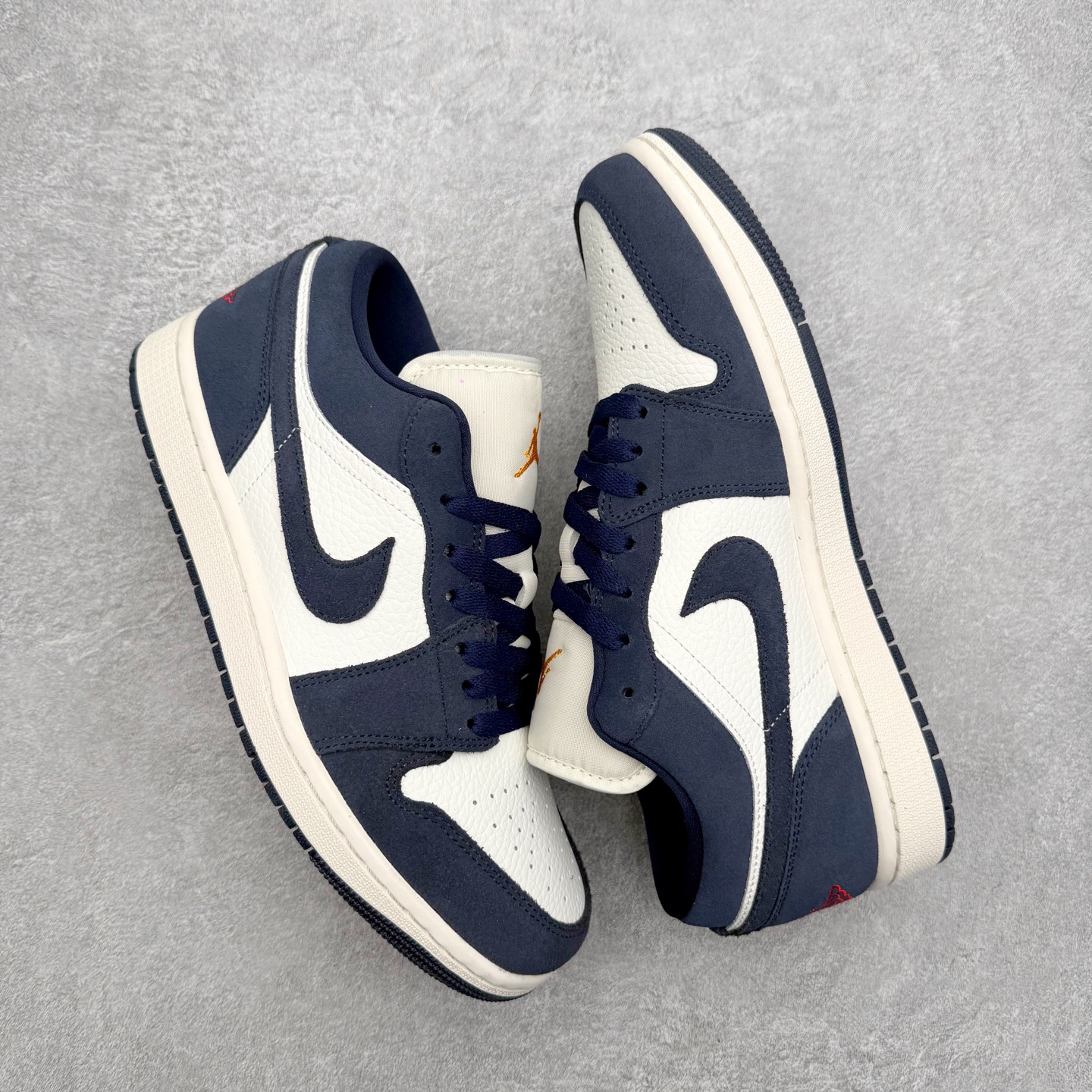 图片[3]-＃K版 Air Jordan AJ1 Low 低帮 IO7448-400全新流水线出品 DT版本唯一平替选择 市场第二梯队最强版 全部原鞋开发 原楦原纸板开发 全鞋电脑针车 原厂内置全掌气垫 原盒内在原标 唯一Zp原版鞋带绑法 免检产品 全新2022版型 全头层皮料 完美零毛边处理 原厂配置全掌气垫 价格定位良心 几十个配色陆续出货 实拍调校N版已经零色差零失真 百分百还原实物色彩所见即所得 不存在货不对板色差等低级问题 选购参考实物拍摄 不混卖不参货 只用心做好货严格选品 承诺混一赔十 尺码：36 36.5 37.5 38 38.5 39 40 40.5 41 42 42.5 43 44 44.5 45-选品中心