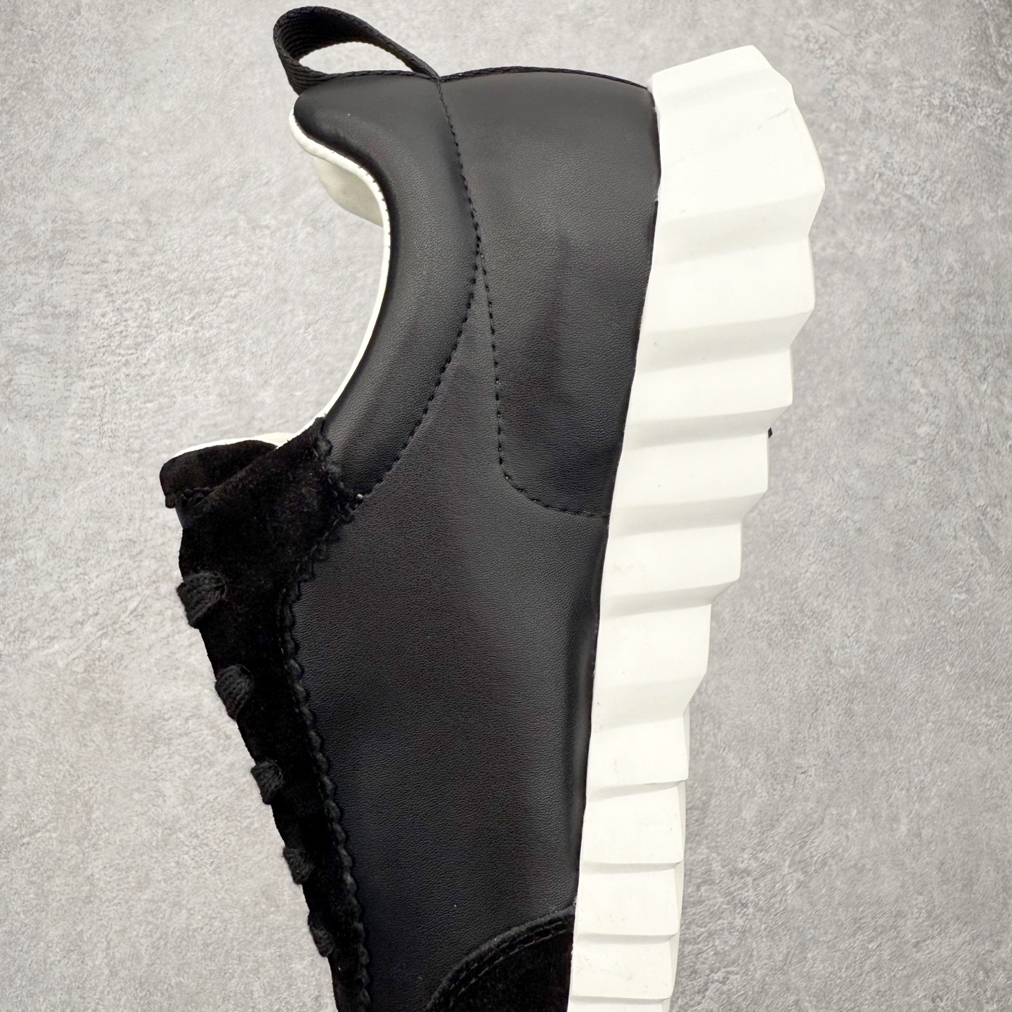 图片[7]-Hermes 爱马仕 Bouncing 老钱风 皮面款 低帮休闲鞋 海淘代购同渠道品质 高端零售 外贸充正专供 原版购入开发 ZP级全套包装 完美楦型 正确卡色 大底 质感媲美原版 细节与原版一致 请注意区分市面通货材 尺码：39 40 41 42 43 44 45-选品中心