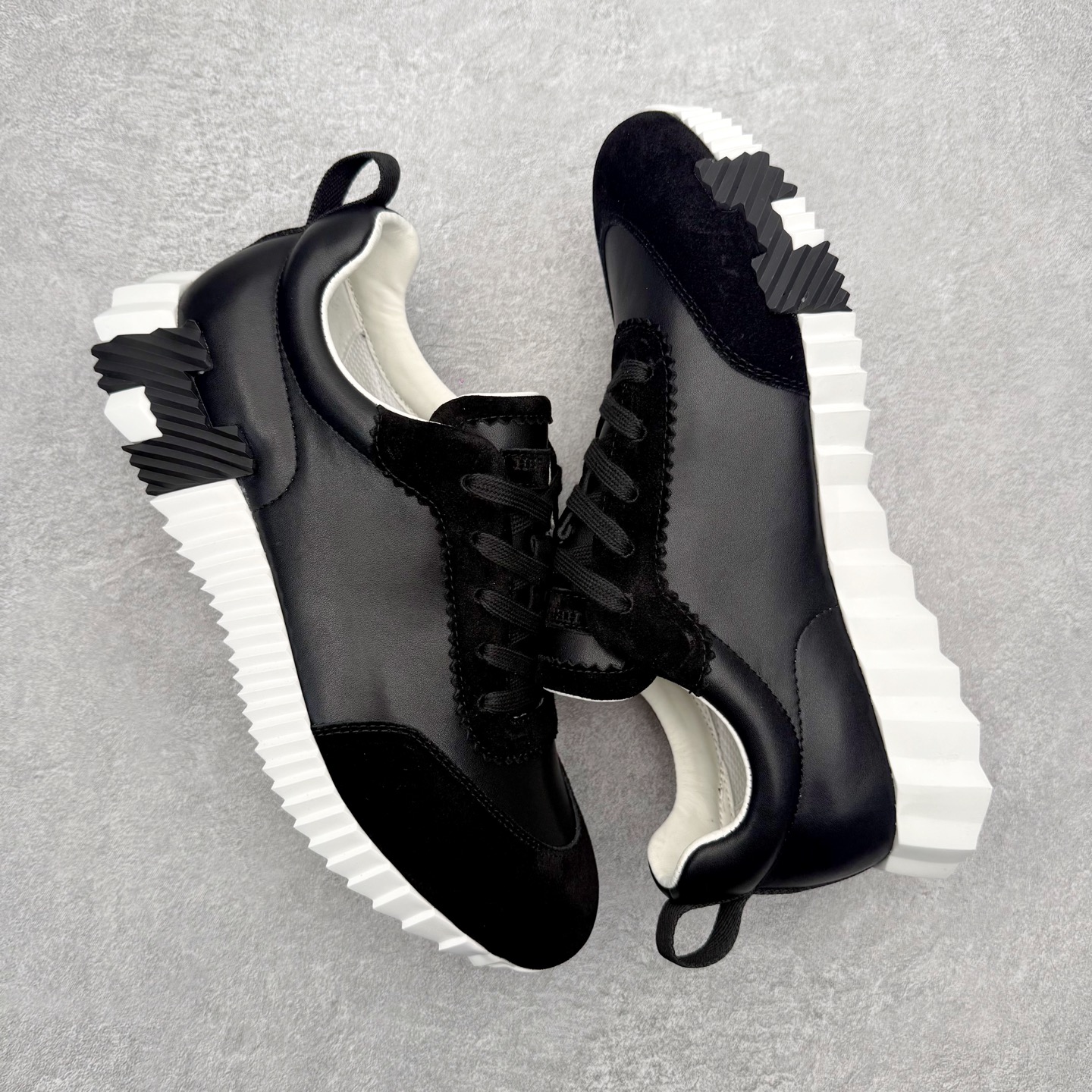 图片[3]-Hermes 爱马仕 Bouncing 老钱风 皮面款 低帮休闲鞋 海淘代购同渠道品质 高端零售 外贸充正专供 原版购入开发 ZP级全套包装 完美楦型 正确卡色 大底 质感媲美原版 细节与原版一致 请注意区分市面通货材 尺码：39 40 41 42 43 44 45-选品中心