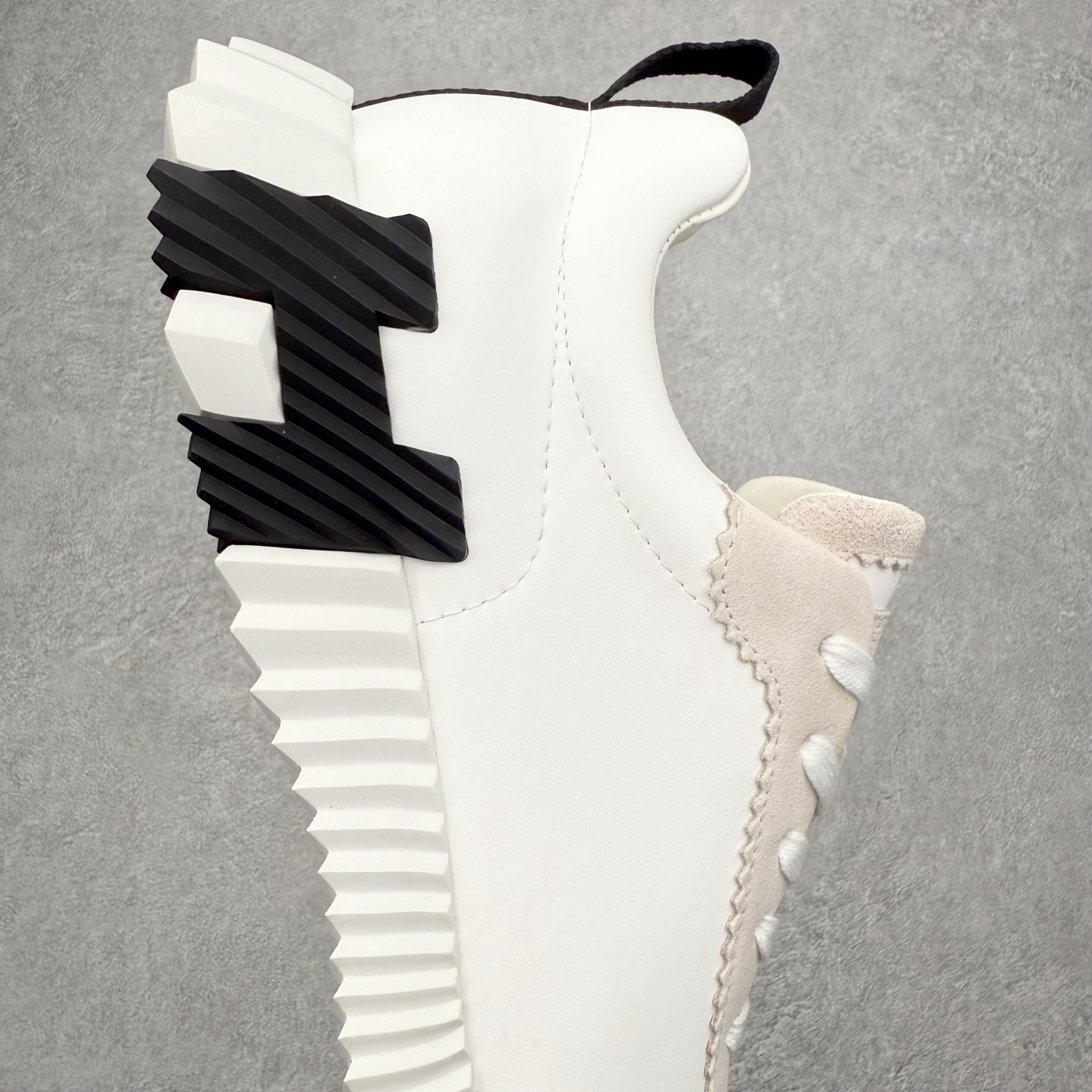 图片[6]-Hermes 爱马仕 Bouncing 老钱风 皮面款 低帮休闲鞋 海淘代购同渠道品质 高端零售 外贸充正专供 原版购入开发 ZP级全套包装 完美楦型 正确卡色 大底 质感媲美原版 细节与原版一致 请注意区分市面通货材 尺码：39 40 41 42 43 44 45-选品中心