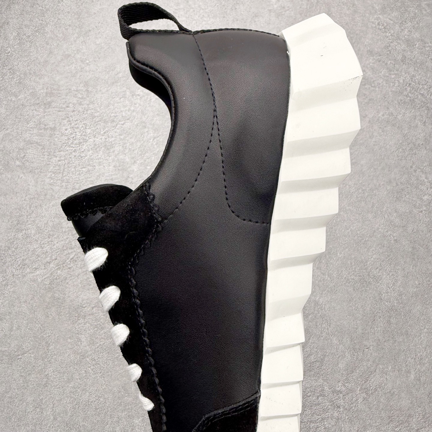 图片[7]-Hermes 爱马仕 Bouncing 老钱风 皮面款 低帮休闲鞋 海淘代购同渠道品质 高端零售 外贸充正专供 原版购入开发 ZP级全套包装 完美楦型 正确卡色 大底 质感媲美原版 细节与原版一致 请注意区分市面通货材 尺码：39 40 41 42 43 44 45-选品中心