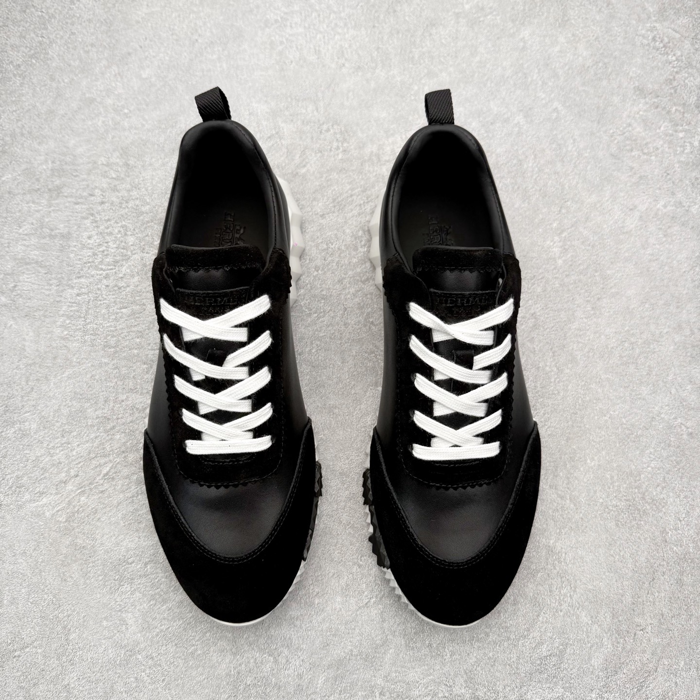 图片[2]-Hermes 爱马仕 Bouncing 老钱风 皮面款 低帮休闲鞋 海淘代购同渠道品质 高端零售 外贸充正专供 原版购入开发 ZP级全套包装 完美楦型 正确卡色 大底 质感媲美原版 细节与原版一致 请注意区分市面通货材 尺码：39 40 41 42 43 44 45-选品中心