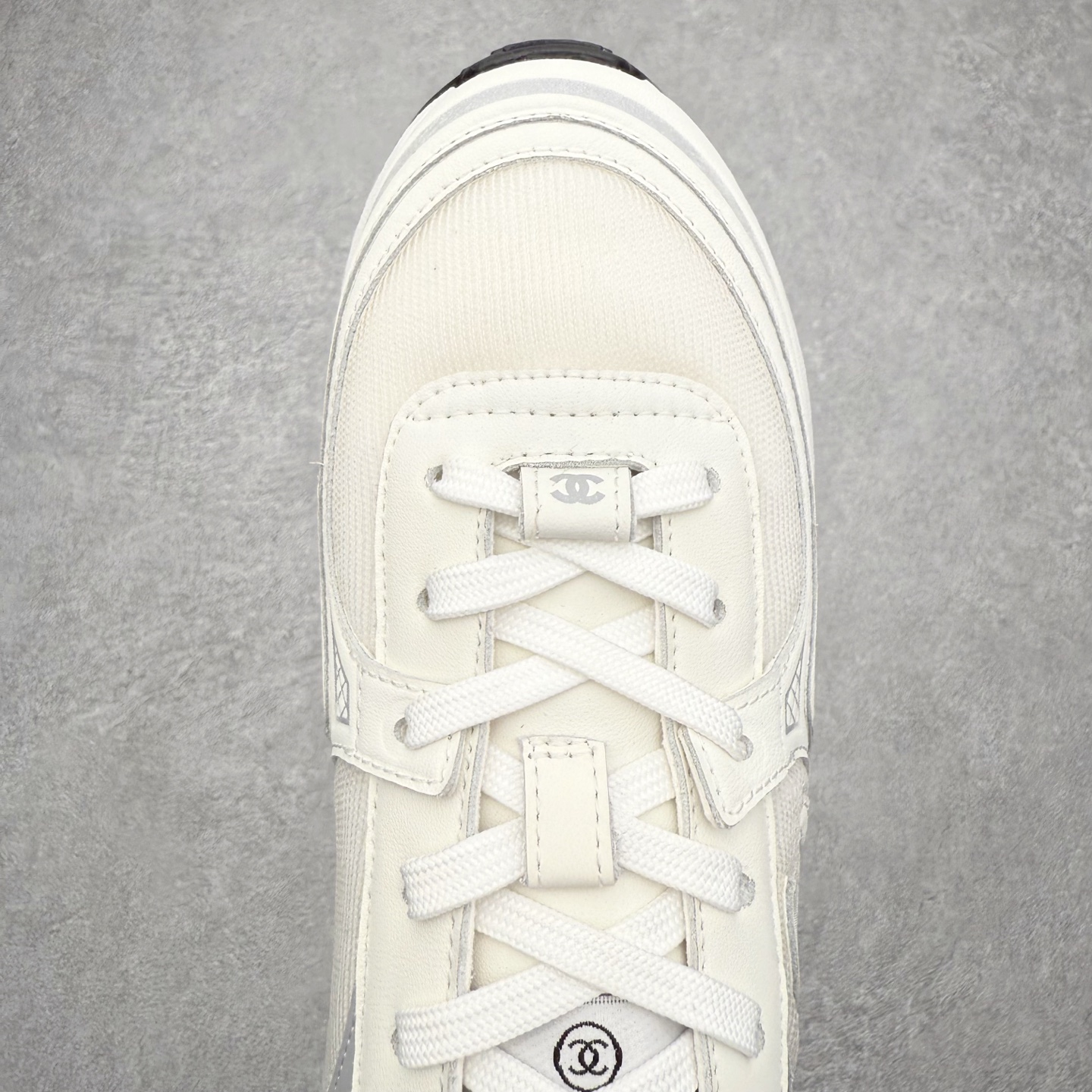 图片[4]-CHANEL香奈儿最新情侣款 26C 运动休闲鞋 四季百搭 香奶奶厚底银角饼干鞋 全新复古系列，呈递松弛之姿，轻盈于形开启盛夏之旅。 延续标志性解构化廓形，鞋身以简约立体线条及双A logo呈现，鞋面覆盖透气帆布面料，注入上层柔软提升脚感，采用廓形橡胶厚底，几何纹理点缀橡胶包边细节。增高拉腿效果堪比腿部整形 巨显腿细腿长各种风格都能轻松hold住随便搭！ 尺码：35 36 37 38 39 40-选品中心