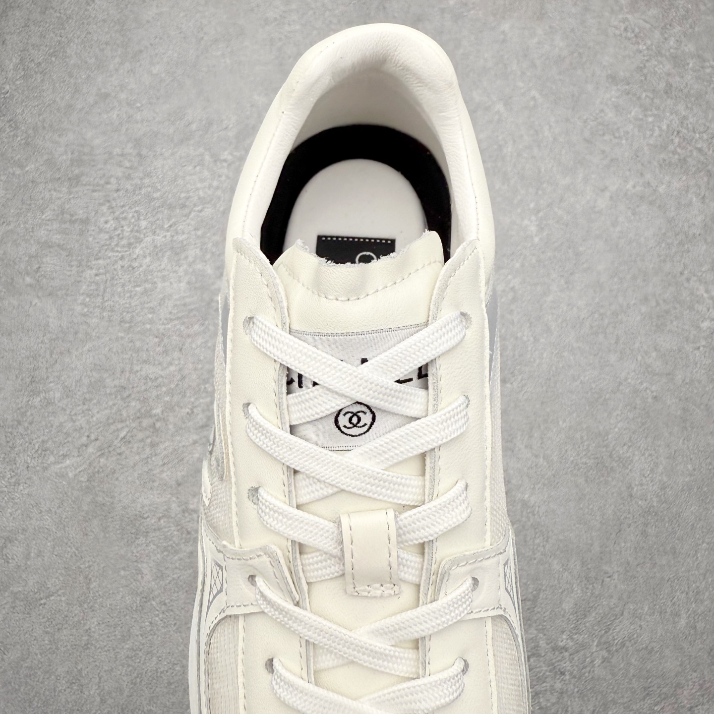 图片[5]-CHANEL香奈儿最新情侣款 26C 运动休闲鞋 四季百搭 香奶奶厚底银角饼干鞋 全新复古系列，呈递松弛之姿，轻盈于形开启盛夏之旅。 延续标志性解构化廓形，鞋身以简约立体线条及双A logo呈现，鞋面覆盖透气帆布面料，注入上层柔软提升脚感，采用廓形橡胶厚底，几何纹理点缀橡胶包边细节。增高拉腿效果堪比腿部整形 巨显腿细腿长各种风格都能轻松hold住随便搭！ 尺码：35 36 37 38 39 40-选品中心