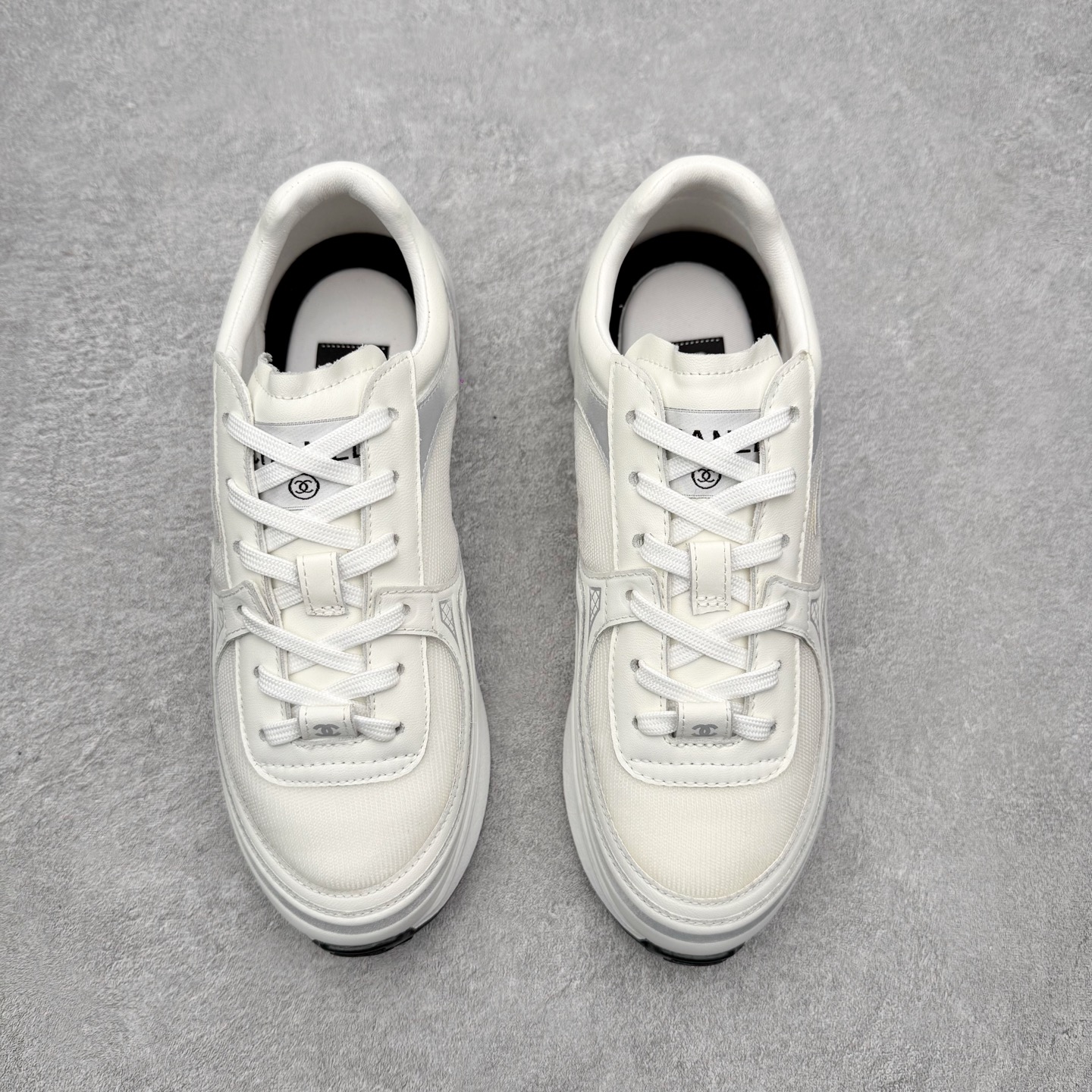 图片[2]-CHANEL香奈儿最新情侣款 26C 运动休闲鞋 四季百搭 香奶奶厚底银角饼干鞋 全新复古系列，呈递松弛之姿，轻盈于形开启盛夏之旅。 延续标志性解构化廓形，鞋身以简约立体线条及双A logo呈现，鞋面覆盖透气帆布面料，注入上层柔软提升脚感，采用廓形橡胶厚底，几何纹理点缀橡胶包边细节。增高拉腿效果堪比腿部整形 巨显腿细腿长各种风格都能轻松hold住随便搭！ 尺码：35 36 37 38 39 40-选品中心