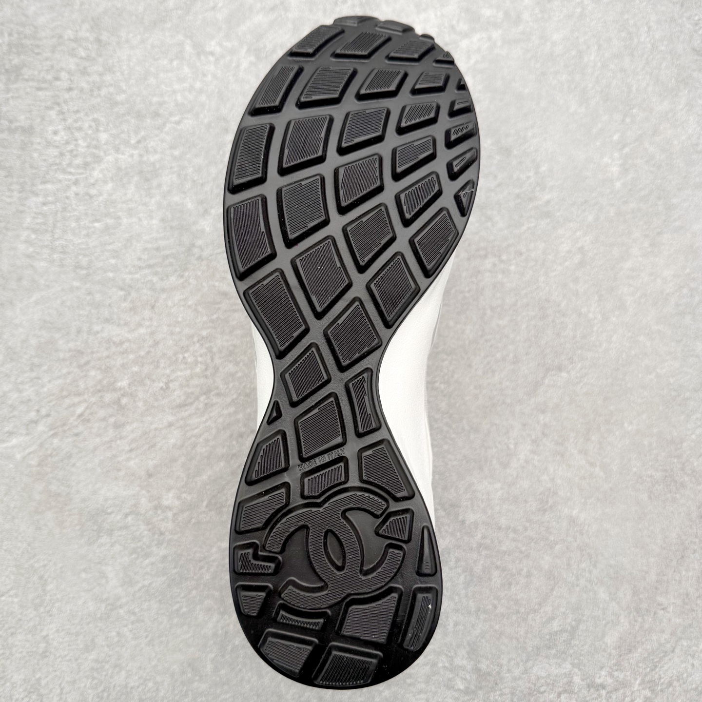 图片[9]-CHANEL香奈儿最新情侣款 26C 运动休闲鞋 四季百搭 香奶奶厚底银角饼干鞋 全新复古系列，呈递松弛之姿，轻盈于形开启盛夏之旅。 延续标志性解构化廓形，鞋身以简约立体线条及双A logo呈现，鞋面覆盖透气帆布面料，注入上层柔软提升脚感，采用廓形橡胶厚底，几何纹理点缀橡胶包边细节。增高拉腿效果堪比腿部整形 巨显腿细腿长各种风格都能轻松hold住随便搭！ 尺码：35 36 37 38 39 40-选品中心