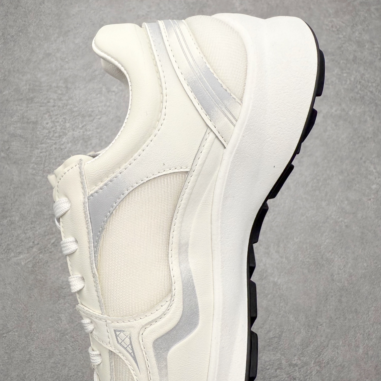 图片[7]-CHANEL香奈儿最新情侣款 26C 运动休闲鞋 四季百搭 香奶奶厚底银角饼干鞋 全新复古系列，呈递松弛之姿，轻盈于形开启盛夏之旅。 延续标志性解构化廓形，鞋身以简约立体线条及双A logo呈现，鞋面覆盖透气帆布面料，注入上层柔软提升脚感，采用廓形橡胶厚底，几何纹理点缀橡胶包边细节。增高拉腿效果堪比腿部整形 巨显腿细腿长各种风格都能轻松hold住随便搭！ 尺码：35 36 37 38 39 40-选品中心