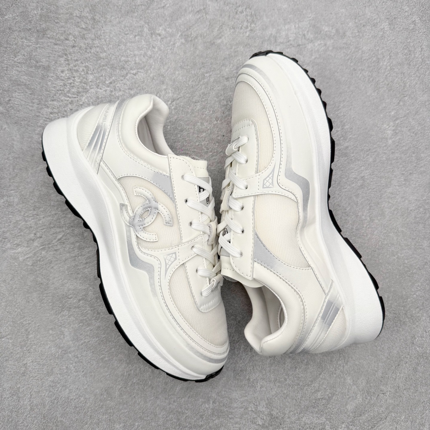 图片[3]-CHANEL香奈儿最新情侣款 26C 运动休闲鞋 四季百搭 香奶奶厚底银角饼干鞋 全新复古系列，呈递松弛之姿，轻盈于形开启盛夏之旅。 延续标志性解构化廓形，鞋身以简约立体线条及双A logo呈现，鞋面覆盖透气帆布面料，注入上层柔软提升脚感，采用廓形橡胶厚底，几何纹理点缀橡胶包边细节。增高拉腿效果堪比腿部整形 巨显腿细腿长各种风格都能轻松hold住随便搭！ 尺码：35 36 37 38 39 40-选品中心