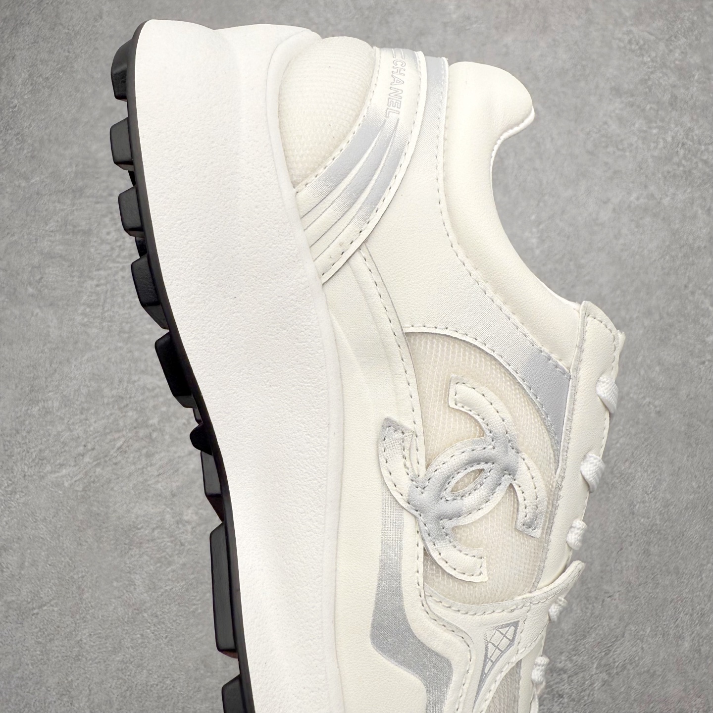 图片[6]-CHANEL香奈儿最新情侣款 26C 运动休闲鞋 四季百搭 香奶奶厚底银角饼干鞋 全新复古系列，呈递松弛之姿，轻盈于形开启盛夏之旅。 延续标志性解构化廓形，鞋身以简约立体线条及双A logo呈现，鞋面覆盖透气帆布面料，注入上层柔软提升脚感，采用廓形橡胶厚底，几何纹理点缀橡胶包边细节。增高拉腿效果堪比腿部整形 巨显腿细腿长各种风格都能轻松hold住随便搭！ 尺码：35 36 37 38 39 40-选品中心