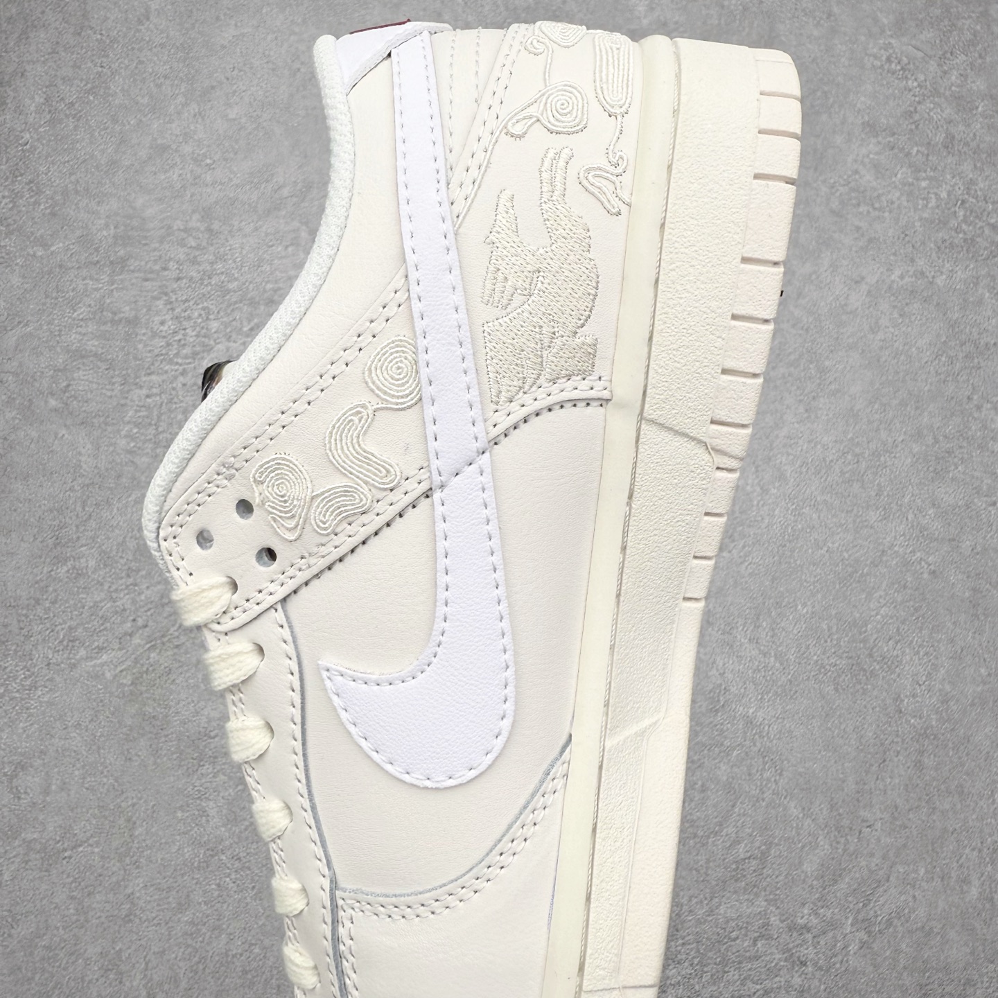 图片[7]-NK Dunk Low 定制配色 马年限定 大厂出品 极力推荐 原装头层材料 独家版型蒸餾加工帶來的是更好的视觉和脚感体验大厂纯原品质出货 清洁度 电绣工艺 皮料切割干净无任何毛边 细节完美 实拍调校N版已经零色差零失真 百分百还原实物色彩所见即所得 不存在货不对板色差等低级问题 选购参考实物拍摄 不混卖不参货 只用心做好货严格选品 承诺混一赔十 尺码：36 36.5 37.5 38 38.5 39 40 40.5 41 42 42.5 43 44 44.5 45-选品中心