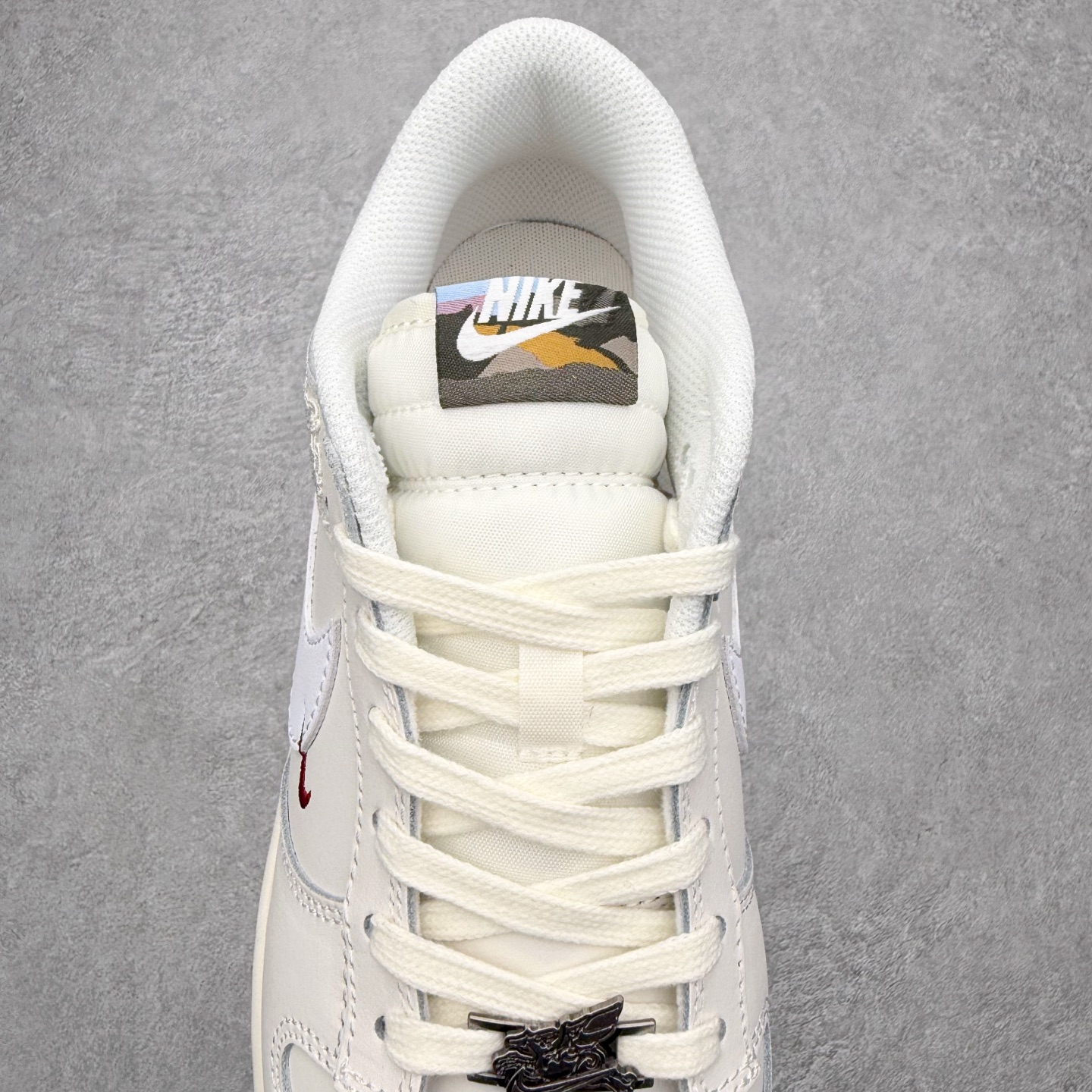 图片[5]-NK Dunk Low 定制配色 马年限定 大厂出品 极力推荐 原装头层材料 独家版型蒸餾加工帶來的是更好的视觉和脚感体验大厂纯原品质出货 清洁度 电绣工艺 皮料切割干净无任何毛边 细节完美 实拍调校N版已经零色差零失真 百分百还原实物色彩所见即所得 不存在货不对板色差等低级问题 选购参考实物拍摄 不混卖不参货 只用心做好货严格选品 承诺混一赔十 尺码：36 36.5 37.5 38 38.5 39 40 40.5 41 42 42.5 43 44 44.5 45-选品中心