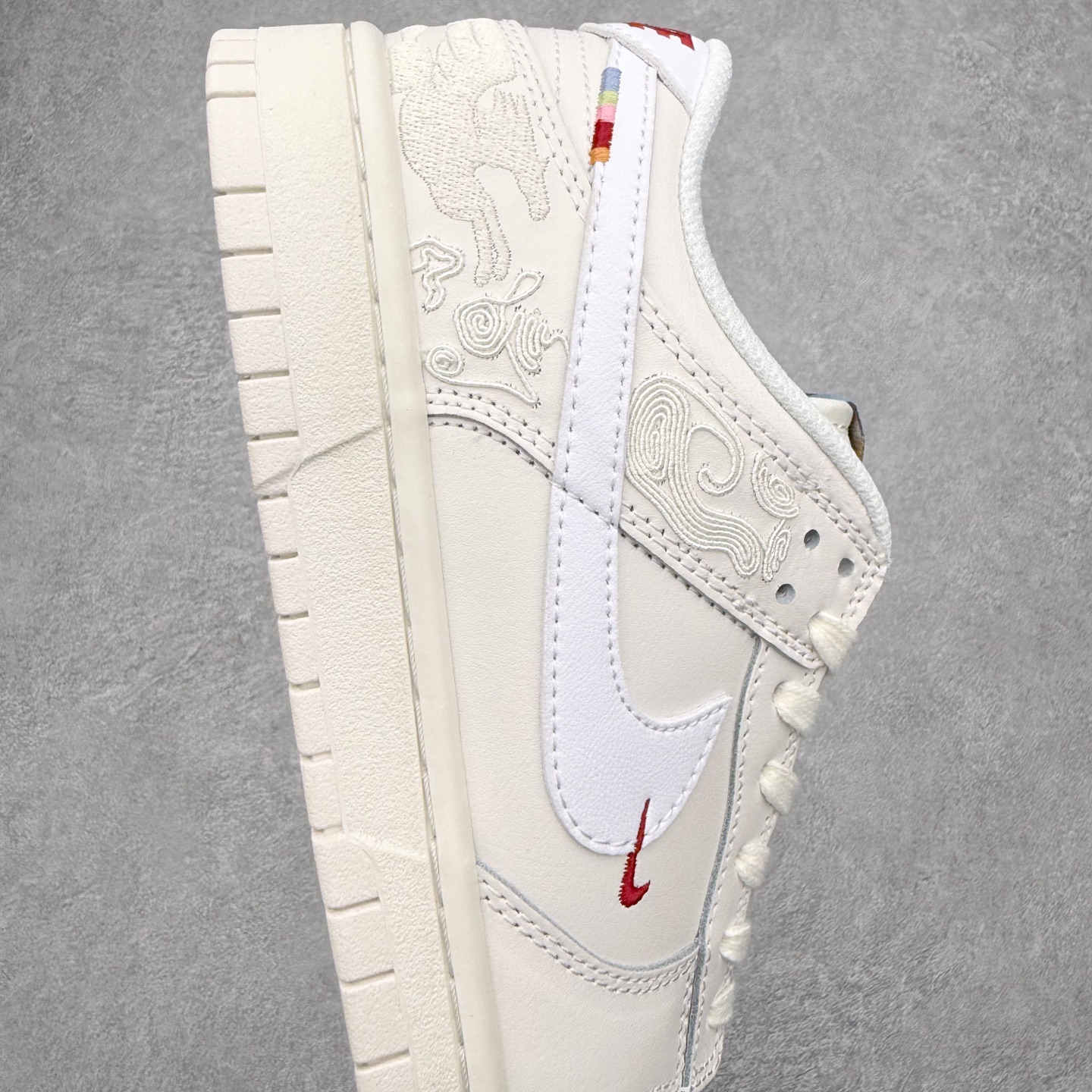 图片[6]-NK Dunk Low 定制配色 马年限定 大厂出品 极力推荐 原装头层材料 独家版型蒸餾加工帶來的是更好的视觉和脚感体验大厂纯原品质出货 清洁度 电绣工艺 皮料切割干净无任何毛边 细节完美 实拍调校N版已经零色差零失真 百分百还原实物色彩所见即所得 不存在货不对板色差等低级问题 选购参考实物拍摄 不混卖不参货 只用心做好货严格选品 承诺混一赔十 尺码：36 36.5 37.5 38 38.5 39 40 40.5 41 42 42.5 43 44 44.5 45-选品中心