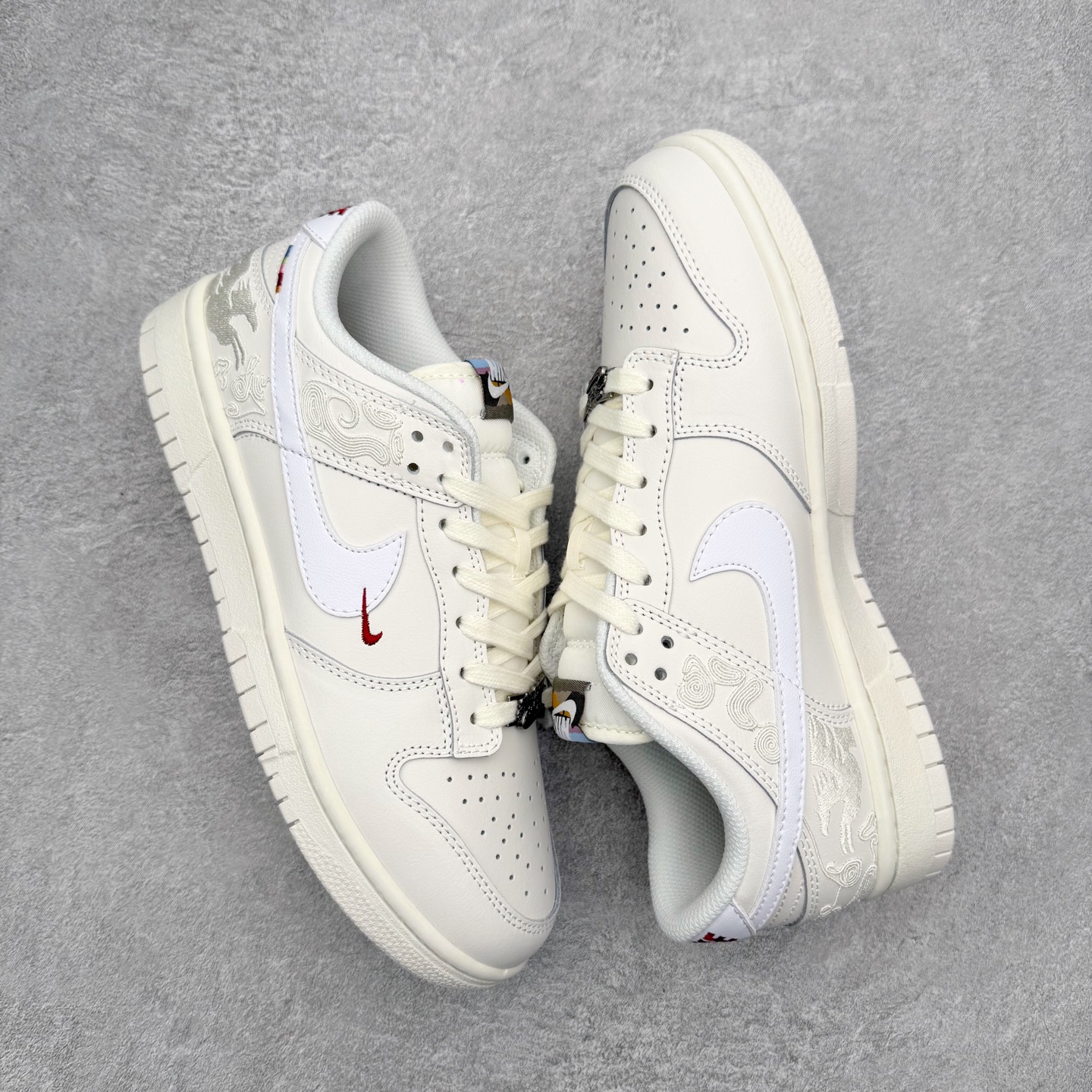 图片[3]-NK Dunk Low 定制配色 马年限定 大厂出品 极力推荐 原装头层材料 独家版型蒸餾加工帶來的是更好的视觉和脚感体验大厂纯原品质出货 清洁度 电绣工艺 皮料切割干净无任何毛边 细节完美 实拍调校N版已经零色差零失真 百分百还原实物色彩所见即所得 不存在货不对板色差等低级问题 选购参考实物拍摄 不混卖不参货 只用心做好货严格选品 承诺混一赔十 尺码：36 36.5 37.5 38 38.5 39 40 40.5 41 42 42.5 43 44 44.5 45-选品中心