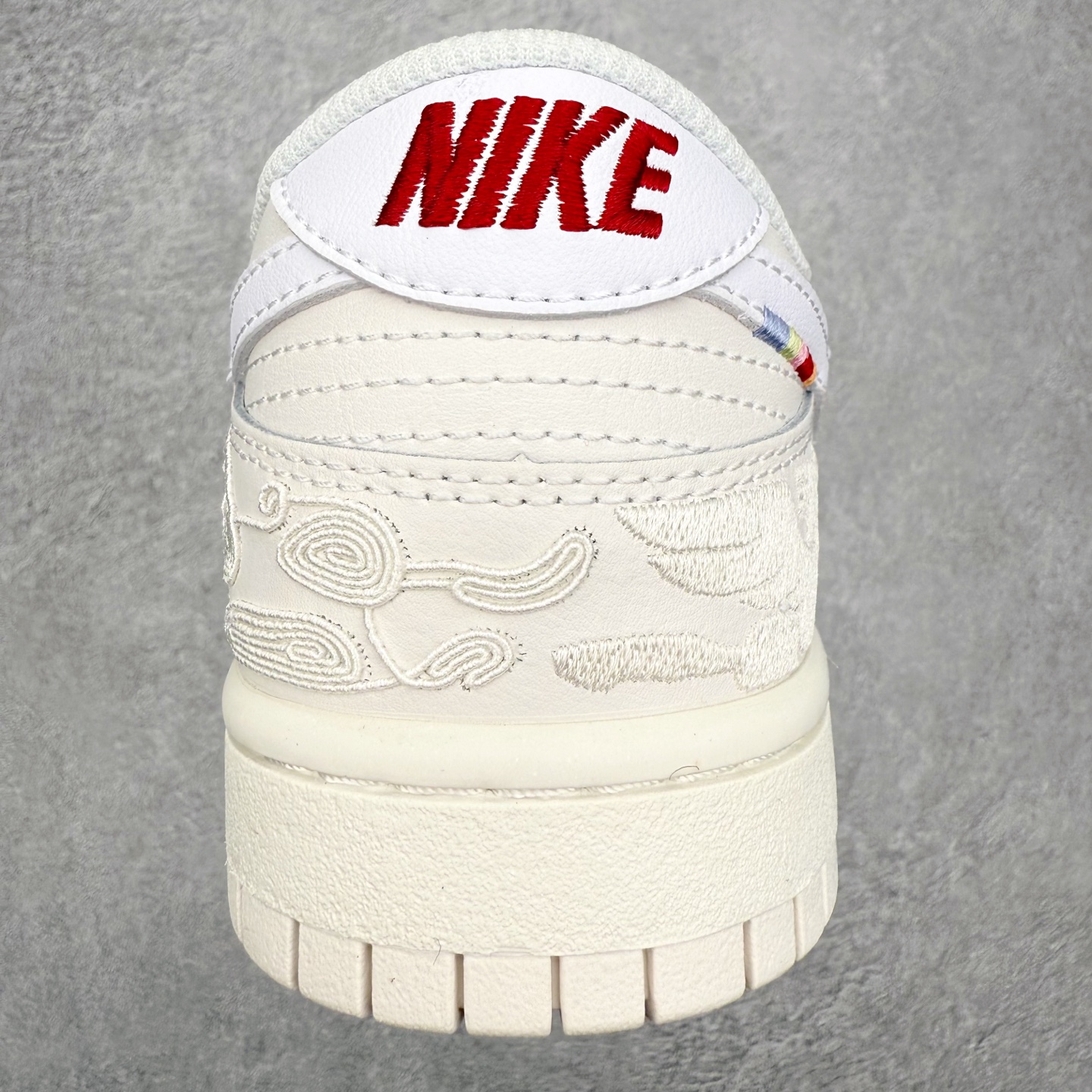 图片[8]-NK Dunk Low 定制配色 马年限定 大厂出品 极力推荐 原装头层材料 独家版型蒸餾加工帶來的是更好的视觉和脚感体验大厂纯原品质出货 清洁度 电绣工艺 皮料切割干净无任何毛边 细节完美 实拍调校N版已经零色差零失真 百分百还原实物色彩所见即所得 不存在货不对板色差等低级问题 选购参考实物拍摄 不混卖不参货 只用心做好货严格选品 承诺混一赔十 尺码：36 36.5 37.5 38 38.5 39 40 40.5 41 42 42.5 43 44 44.5 45-选品中心