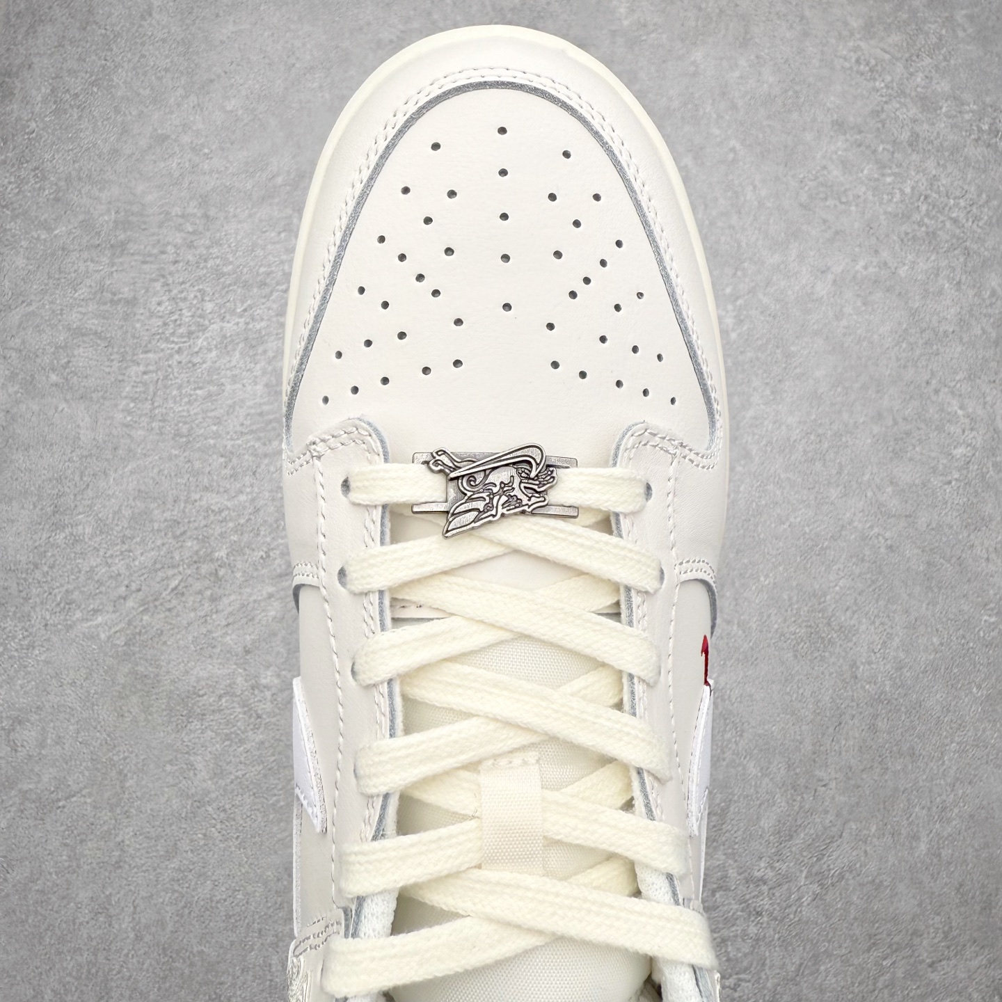 图片[4]-NK Dunk Low 定制配色 马年限定 大厂出品 极力推荐 原装头层材料 独家版型蒸餾加工帶來的是更好的视觉和脚感体验大厂纯原品质出货 清洁度 电绣工艺 皮料切割干净无任何毛边 细节完美 实拍调校N版已经零色差零失真 百分百还原实物色彩所见即所得 不存在货不对板色差等低级问题 选购参考实物拍摄 不混卖不参货 只用心做好货严格选品 承诺混一赔十 尺码：36 36.5 37.5 38 38.5 39 40 40.5 41 42 42.5 43 44 44.5 45-选品中心