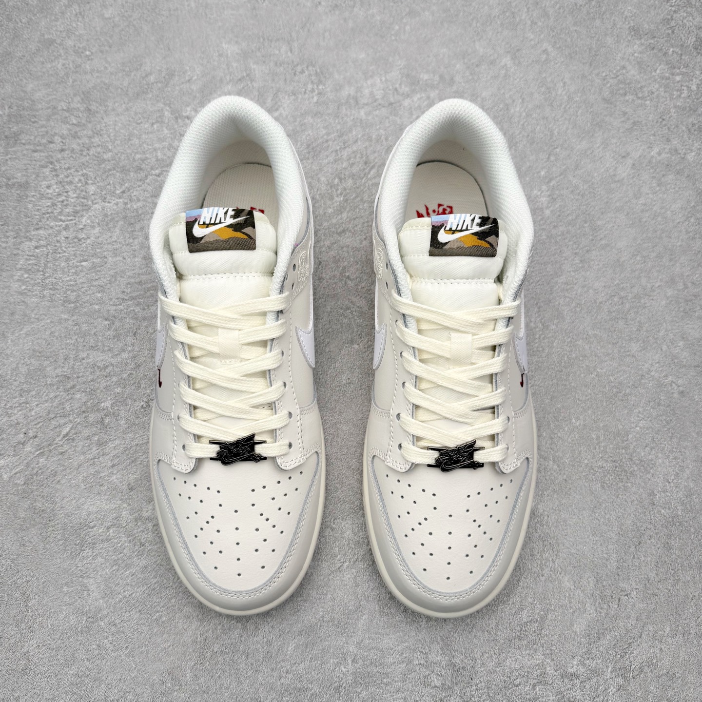 图片[2]-NK Dunk Low 定制配色 马年限定 大厂出品 极力推荐 原装头层材料 独家版型蒸餾加工帶來的是更好的视觉和脚感体验大厂纯原品质出货 清洁度 电绣工艺 皮料切割干净无任何毛边 细节完美 实拍调校N版已经零色差零失真 百分百还原实物色彩所见即所得 不存在货不对板色差等低级问题 选购参考实物拍摄 不混卖不参货 只用心做好货严格选品 承诺混一赔十 尺码：36 36.5 37.5 38 38.5 39 40 40.5 41 42 42.5 43 44 44.5 45-选品中心